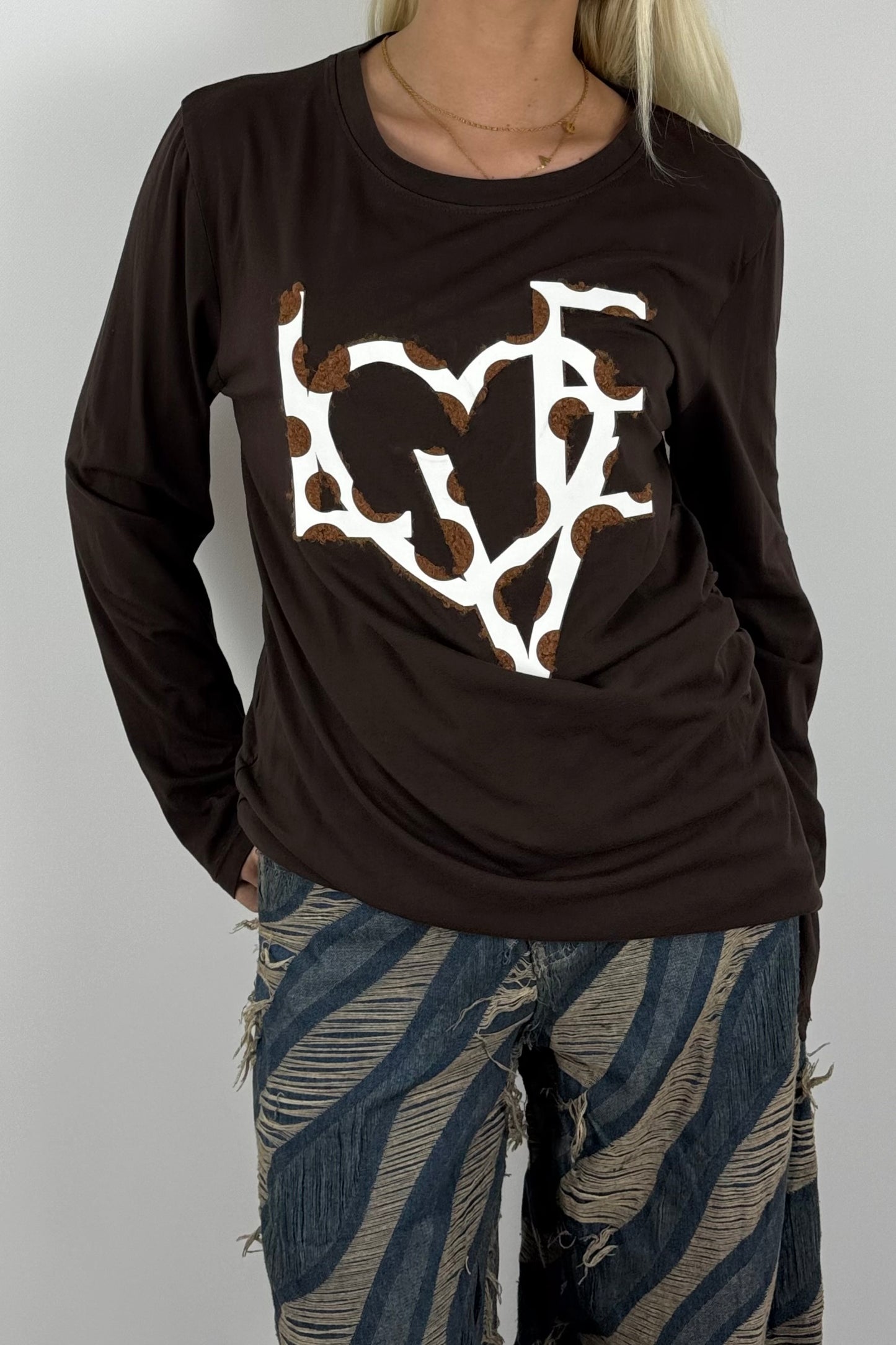 Damen Longshirt „LOVE“ mit Herz-Print – Oversize-Schoko