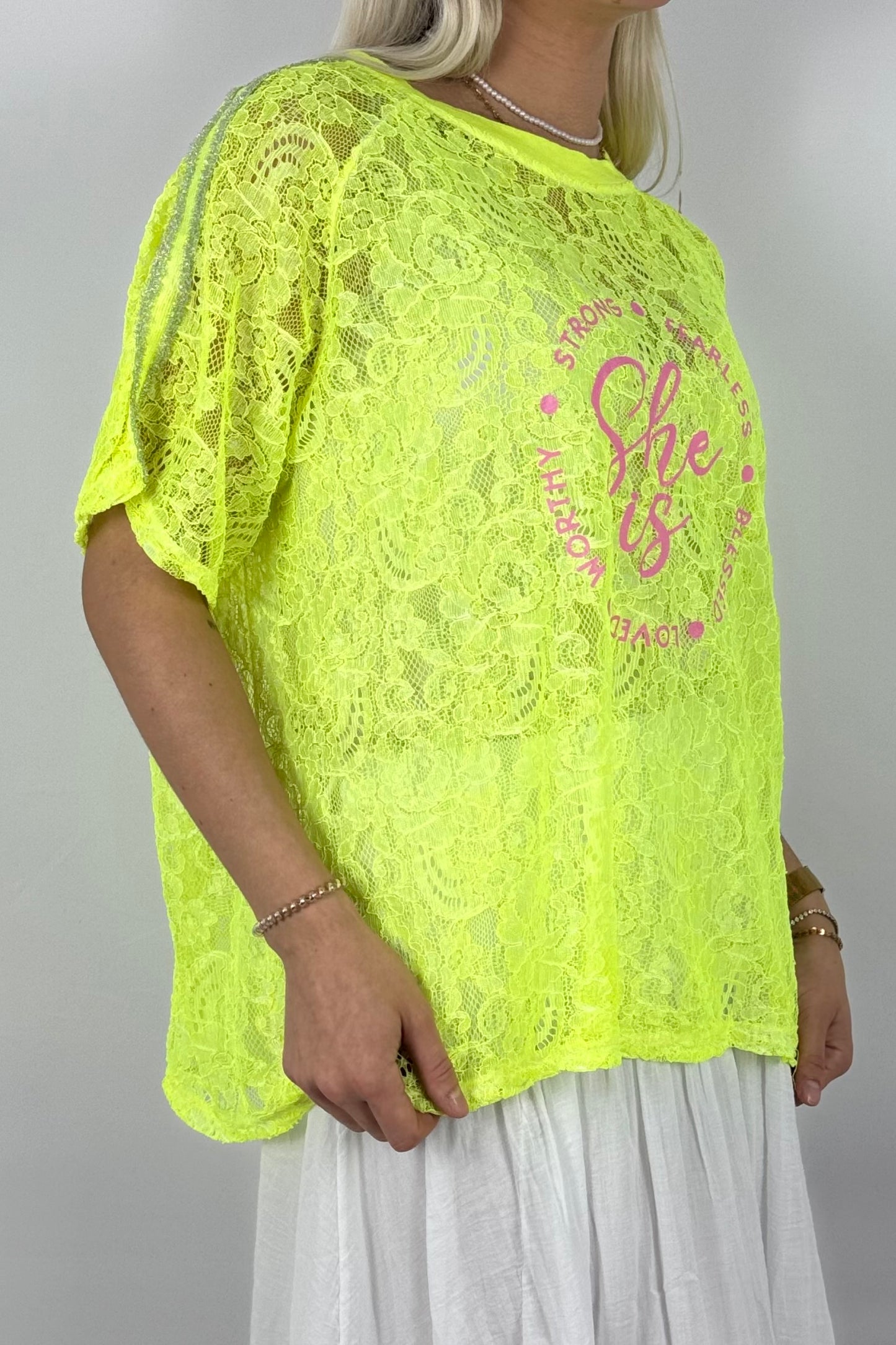 Spitzen-Shirt „She is…“ – Oversize Statement Shirt-Neon gelb