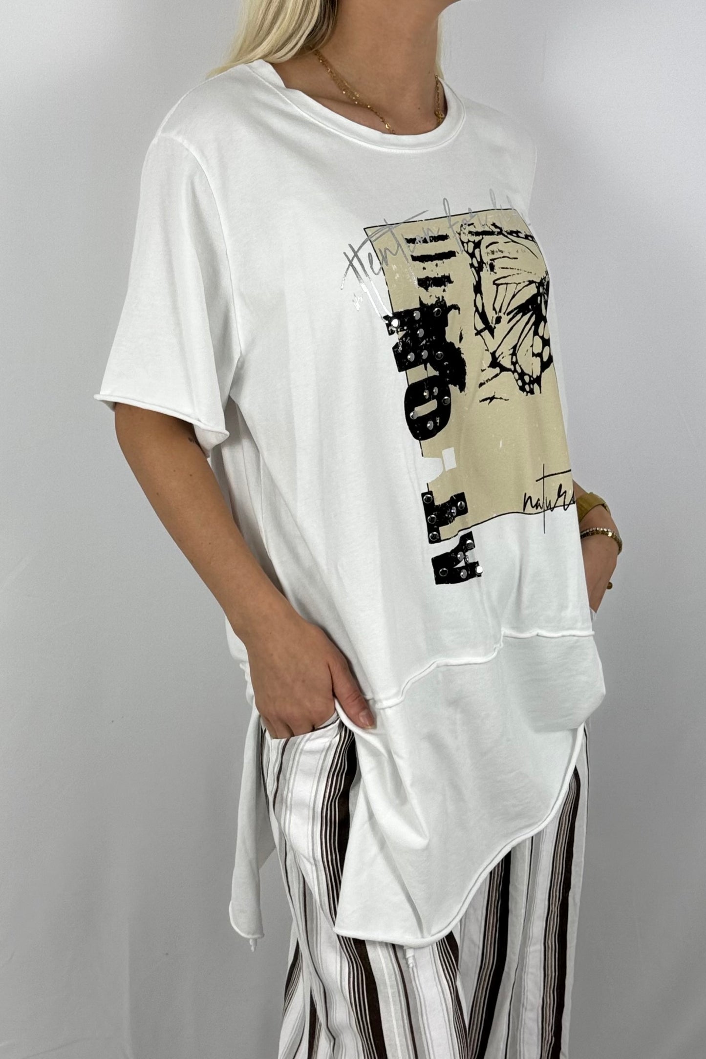 Asymmetrisches Shirt mit Print & Cut-Out-Details – modern und bequem-Weiß