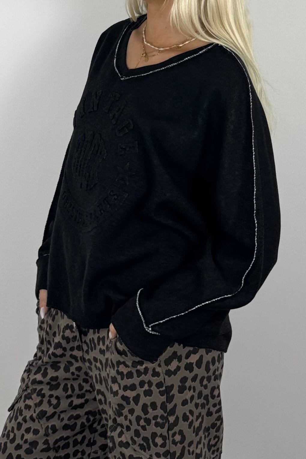 Oversize Damen Sweatshirt mit Vintage-Prägung & V-Ausschnitt – Schwarz