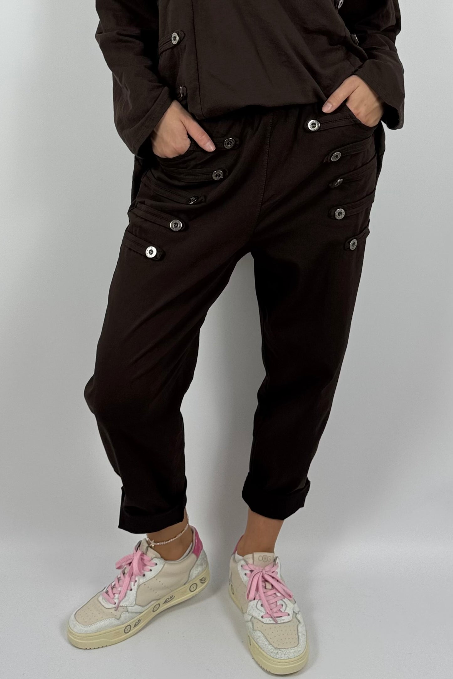 Damen Schlupfhose mit Knopfdetails – Schoko