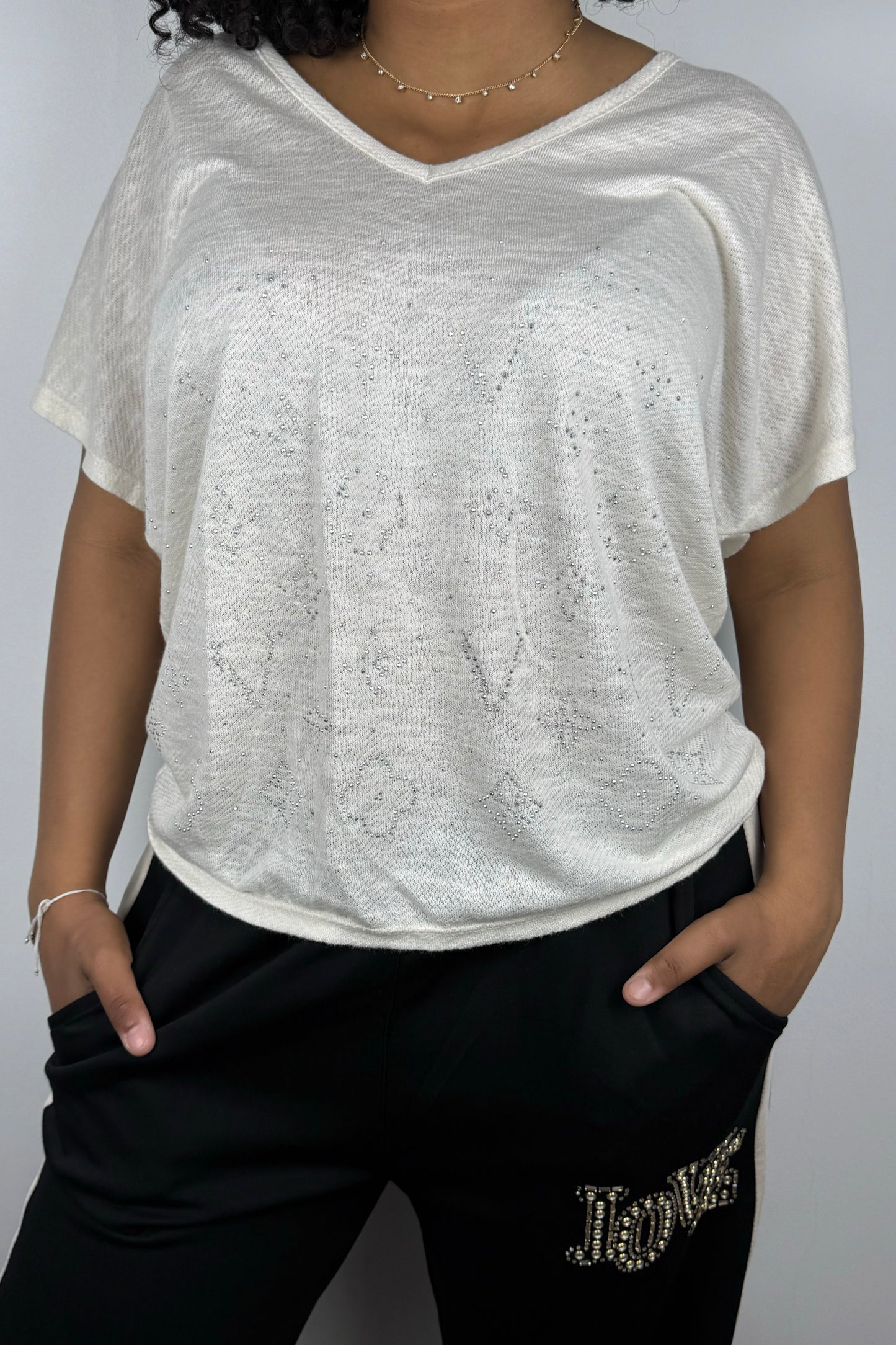 V-Neck Shirt mit Glitzerprint – feminin & leicht glänzend