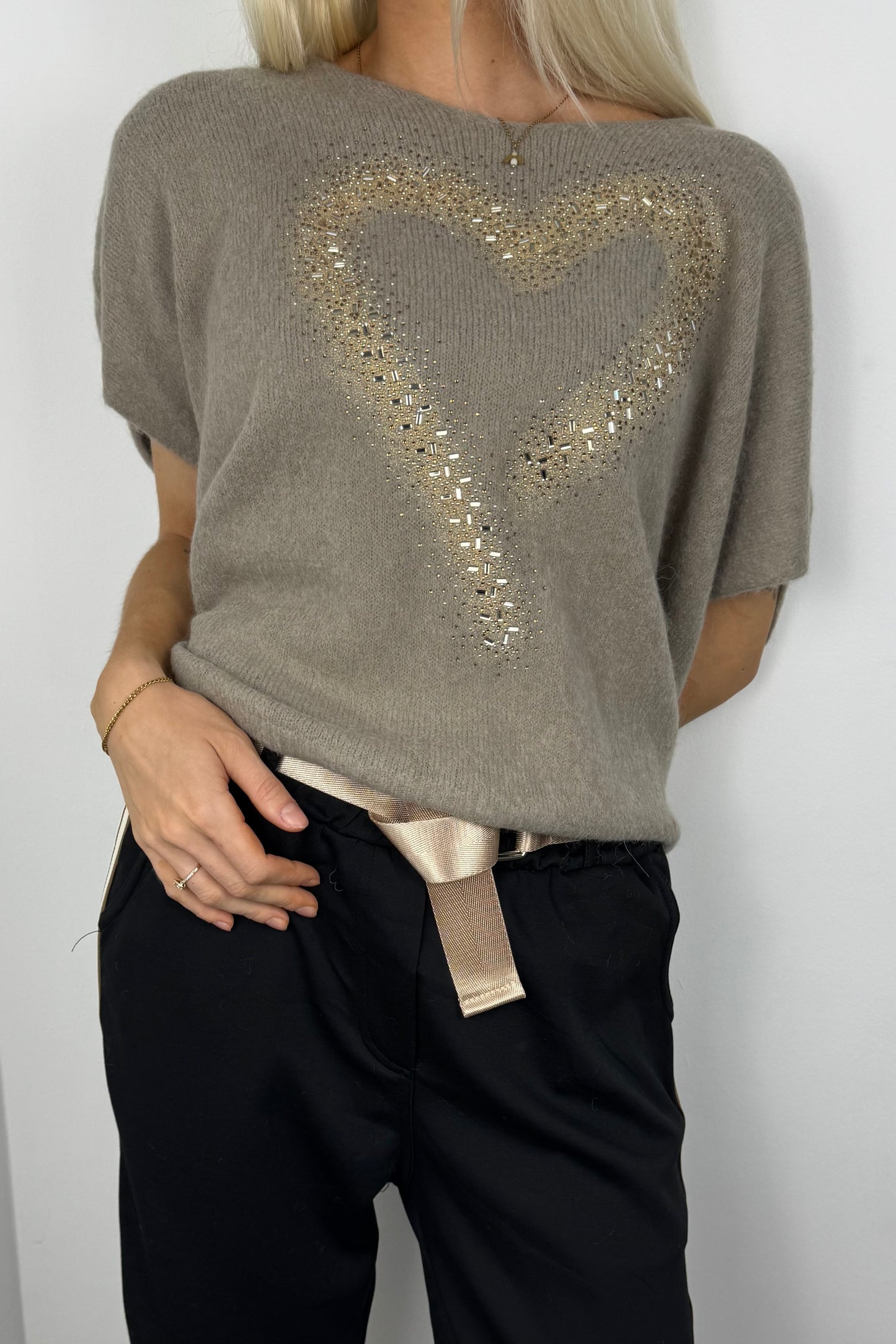Pullover mit Herz-Design und Strassdetails –Mud