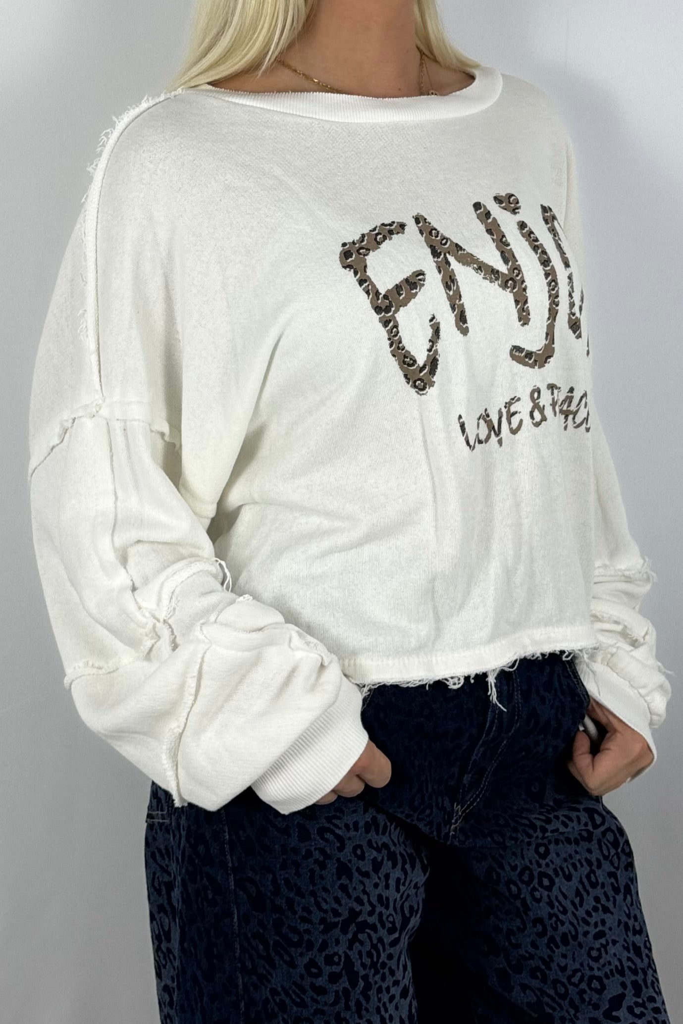 Damen Sweatshirt „ENJOY LOVE & PEACE“ – Leo Print-Weiß