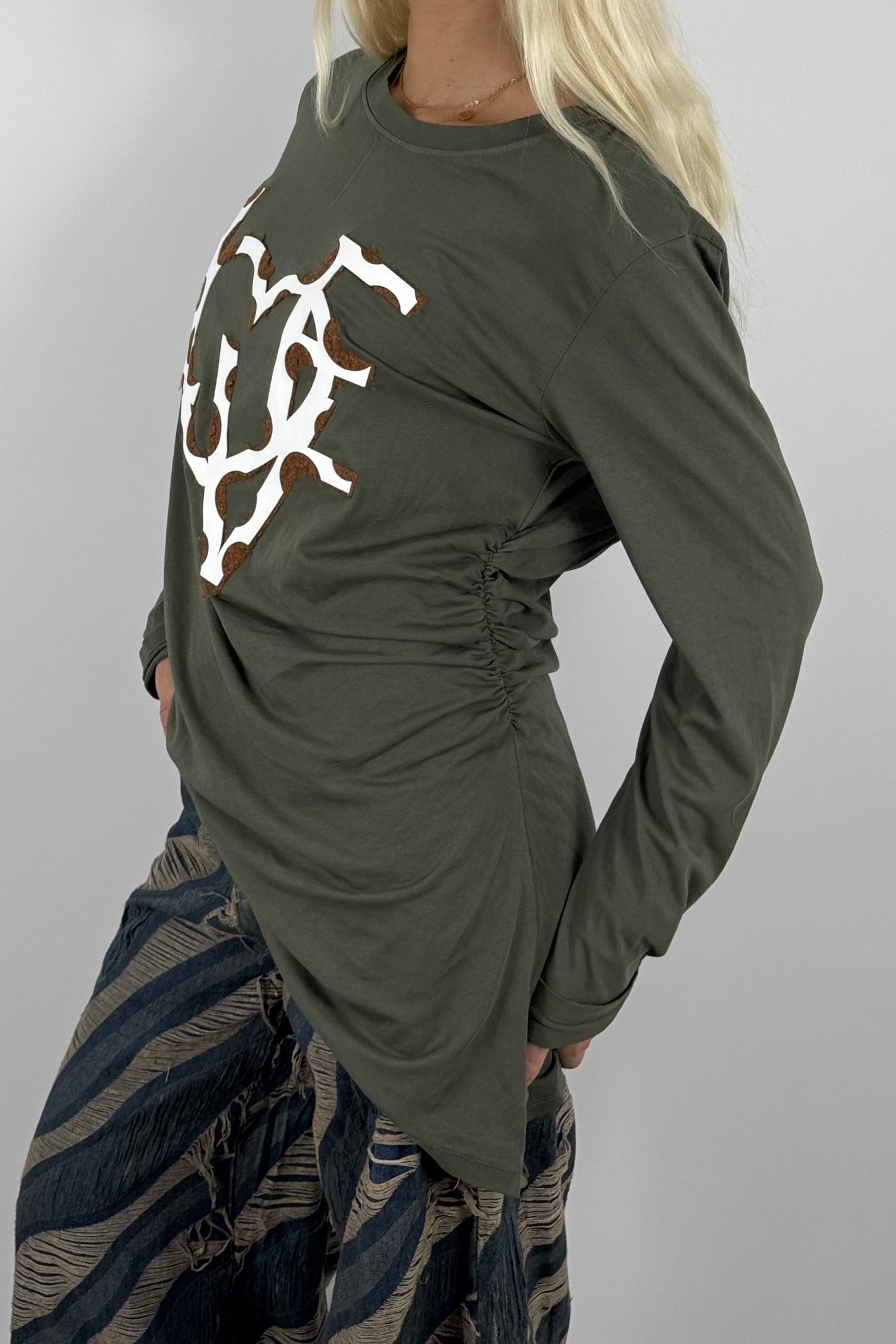 Damen Longshirt „LOVE“ mit Herz-Print – Oversize-Khaki