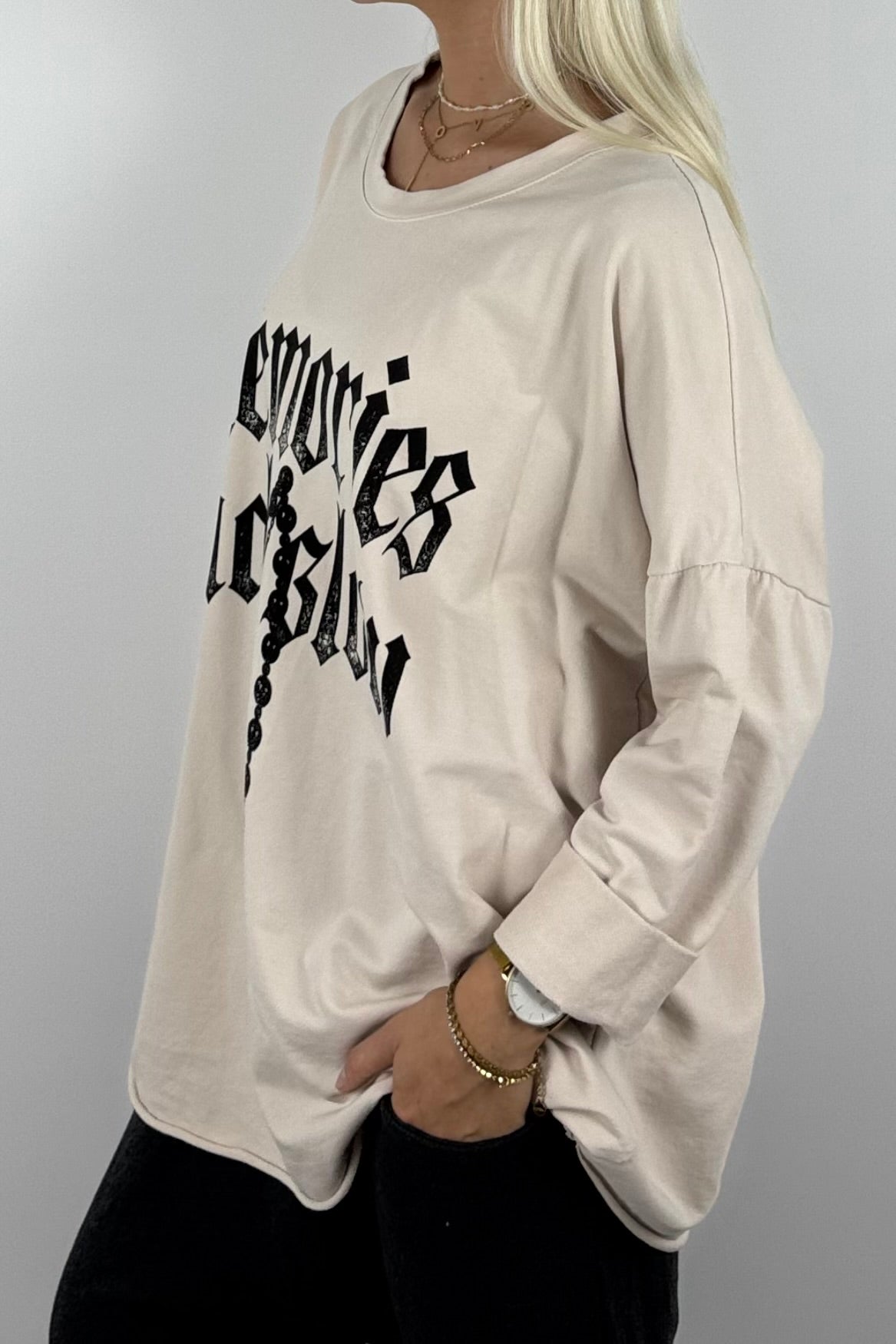 Oversize Shirt „Memories Fade Slow“ mit Kreuz-Detail –Beige