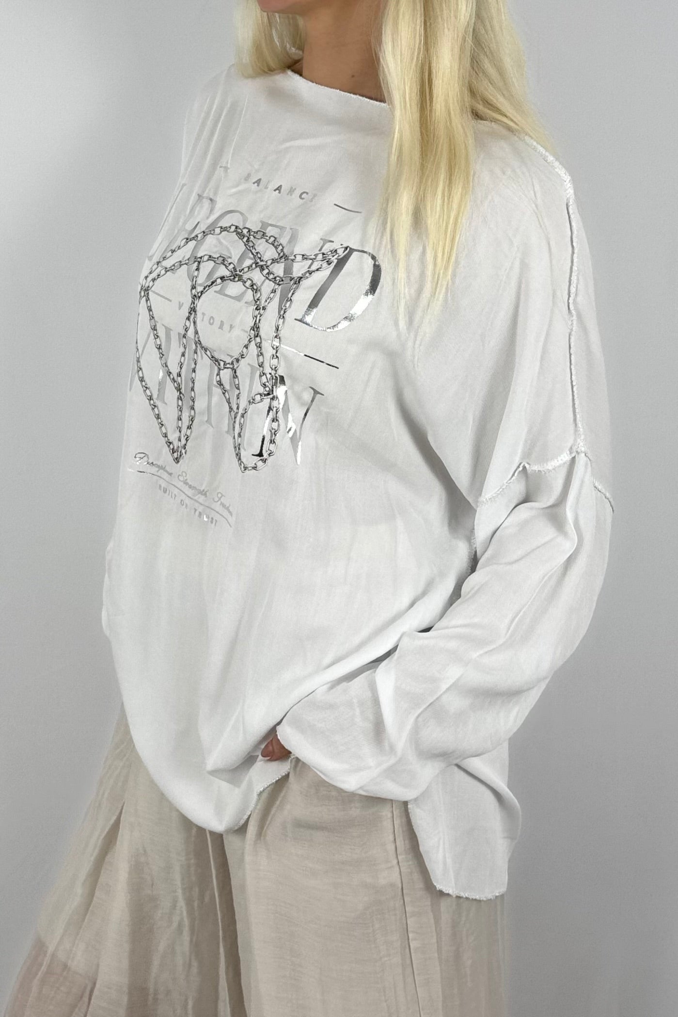 Oversize-Shirt mit Frontprint und Kettendetail-Weiß