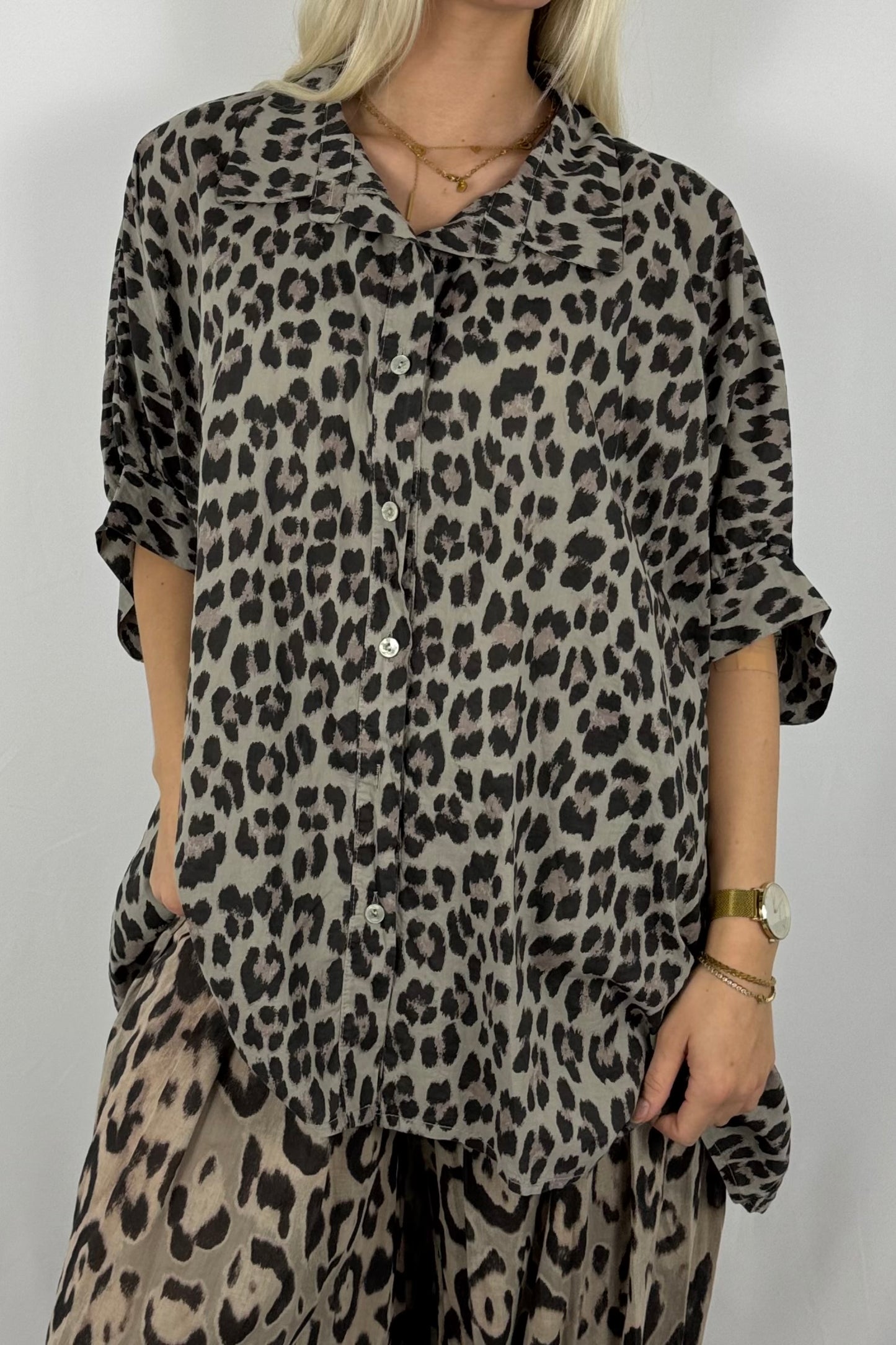 Leo-Bluse aus Baumwolle – lässiger Oversize-Look-Mud