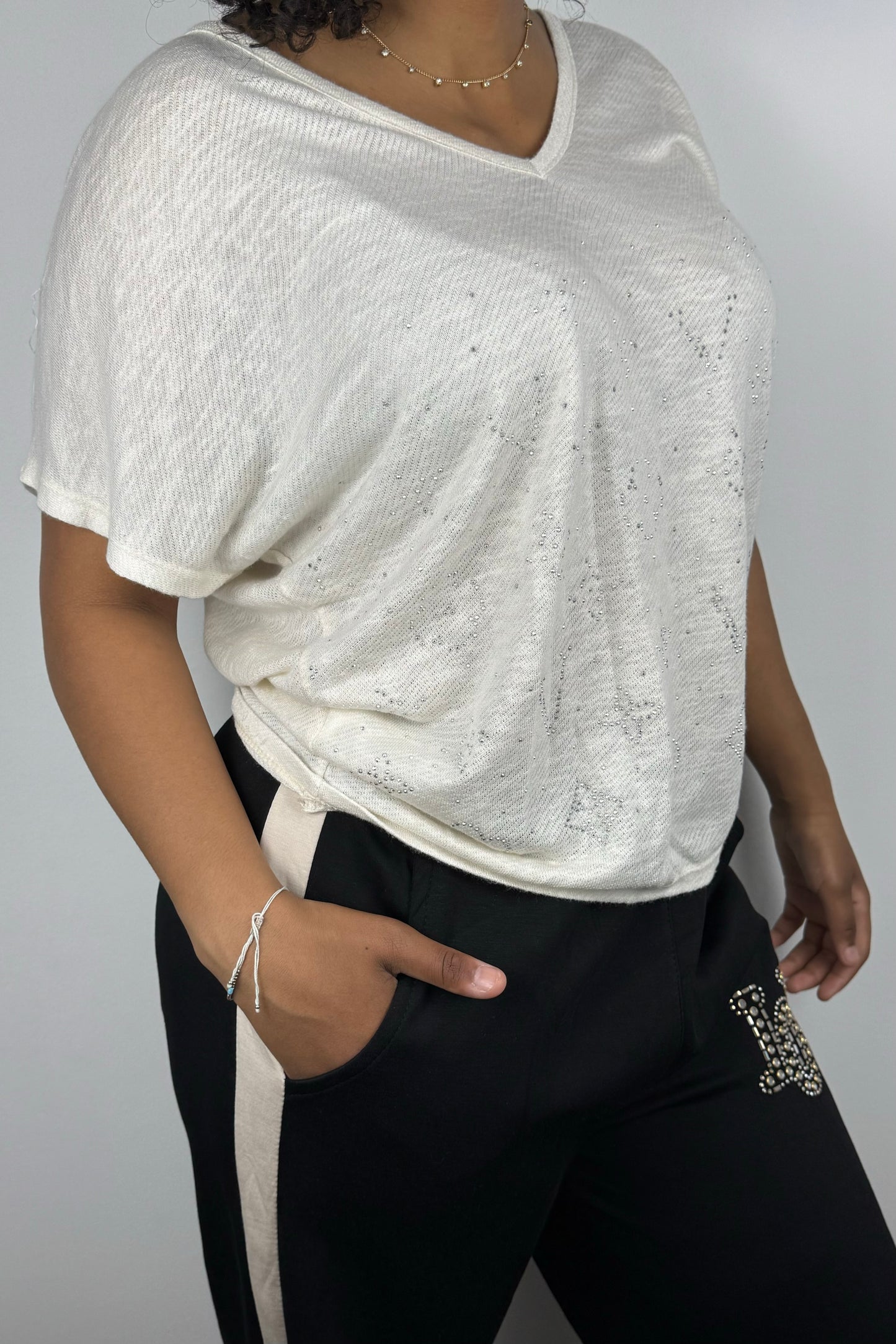 V-Neck Shirt mit Glitzerprint – feminin & leicht glänzend