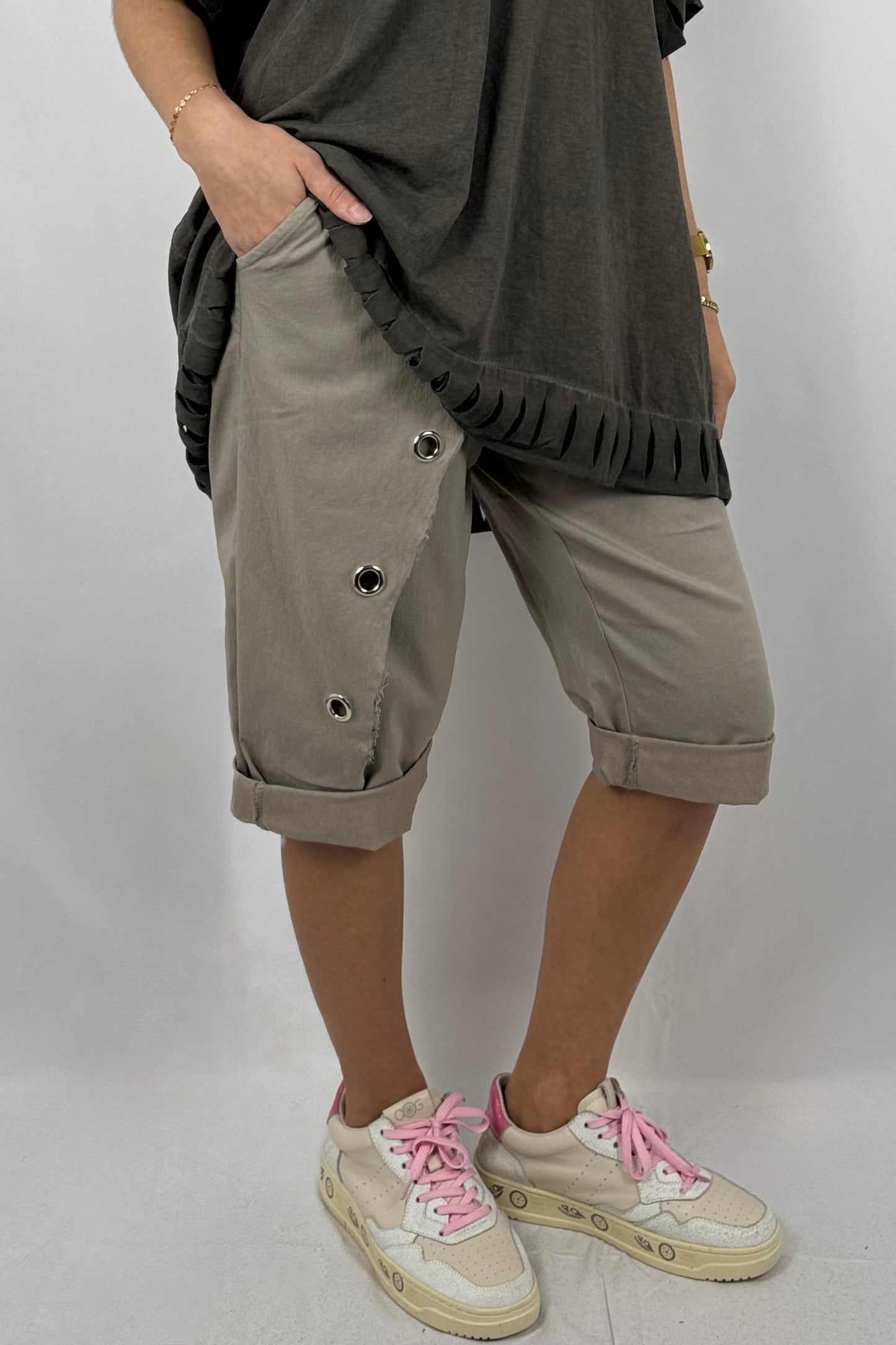 Paperbag-Shorts mit Zierösen und asymmetrischer Front- Mud