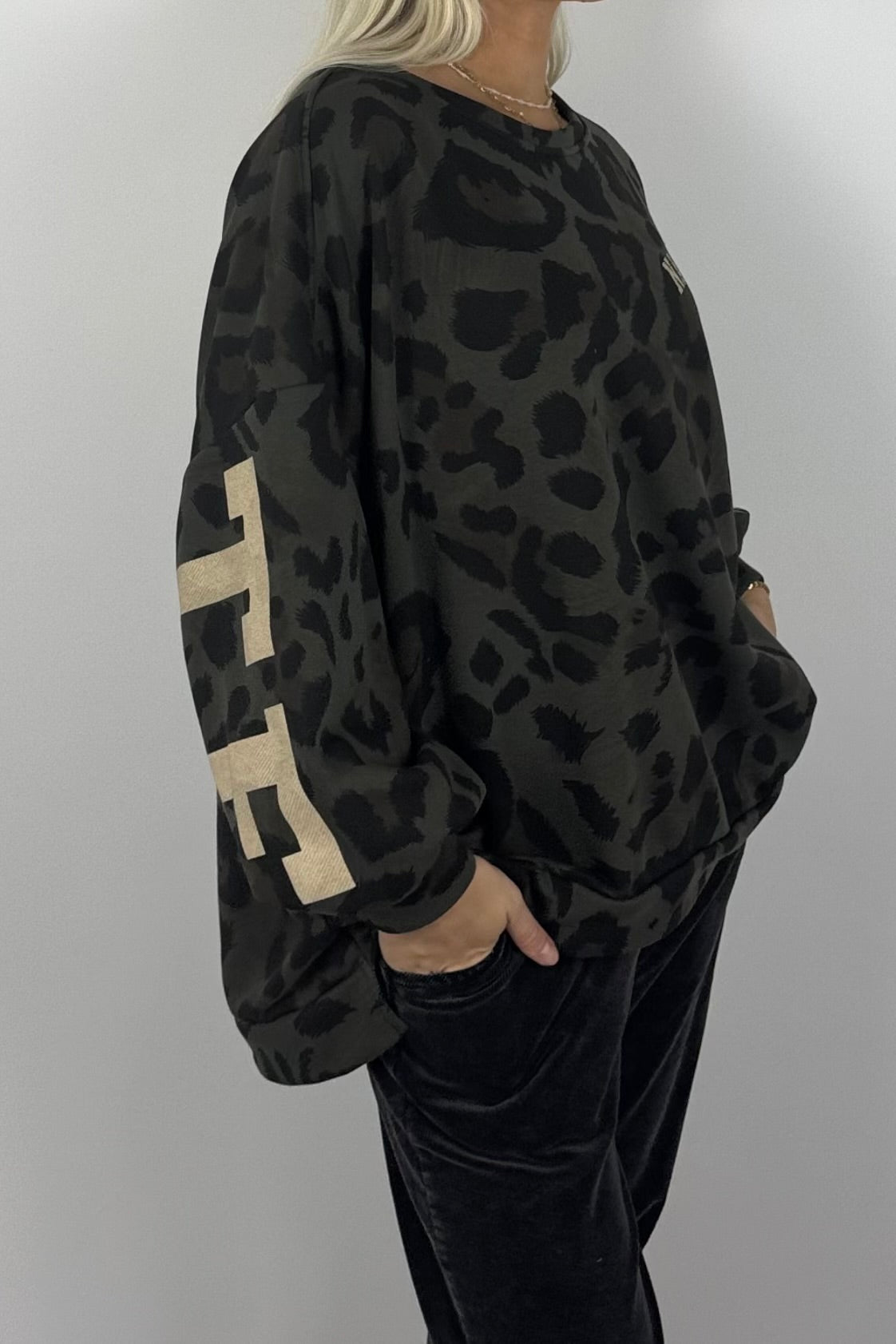 Leo Oversize Sweatshirt „Namaste“-Khaki