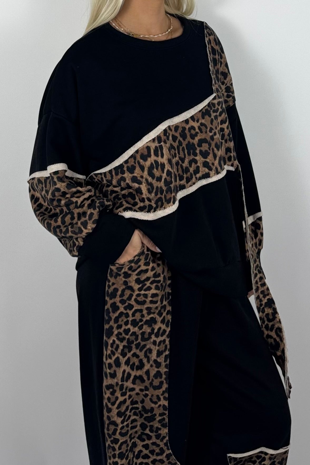 Oversize Damen Sweatshirt mit Leo-Muster & asymmetrischem Design - Schwarz