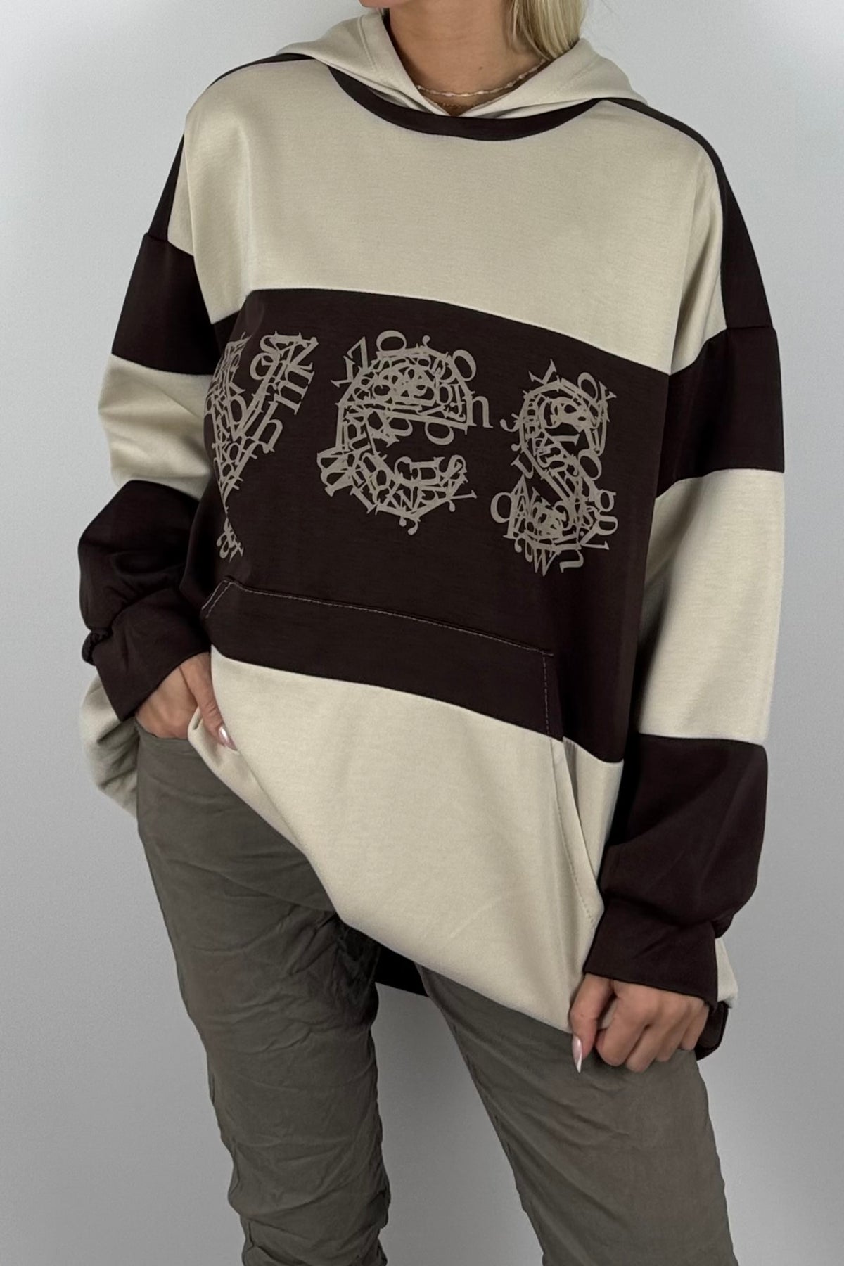 Damen Oversize-Hoodie mit Statement-Print-Schoko
