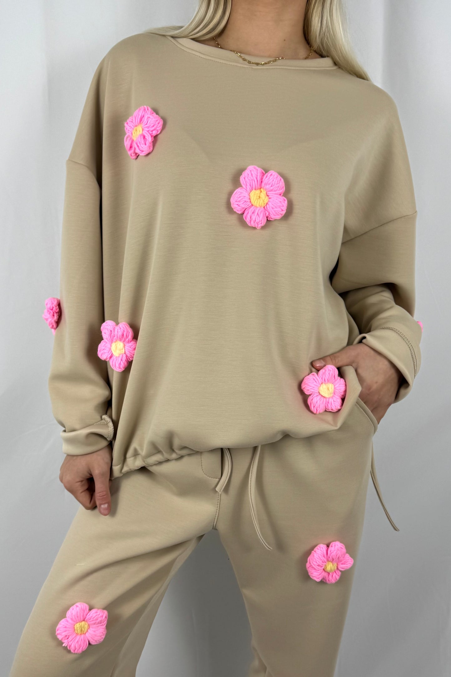 Shirt mit Häkelblumen & Tunnelzug-Beige