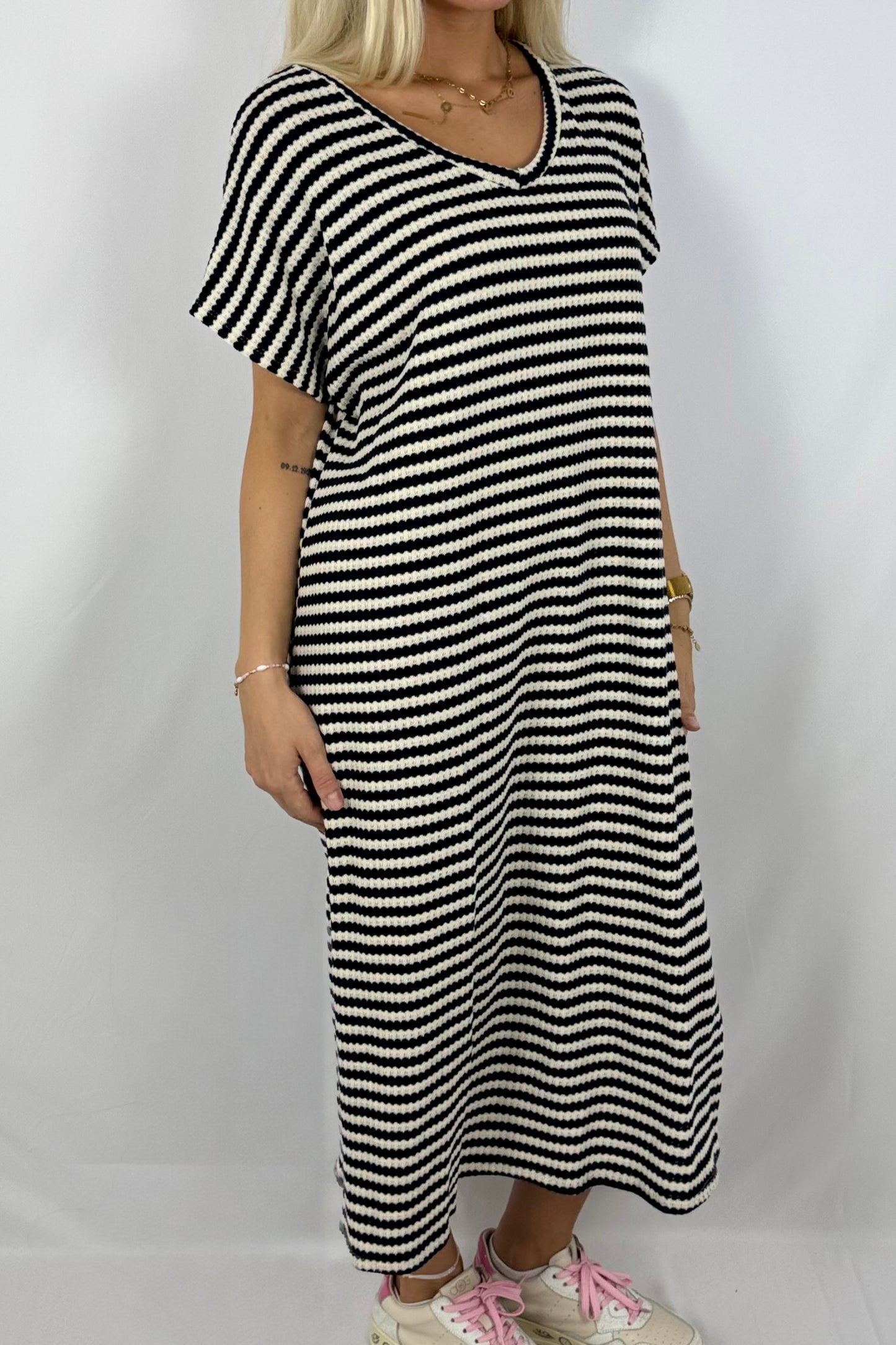 Gestreiftes Strickkleid mit V-Ausschnitt-Navy blau