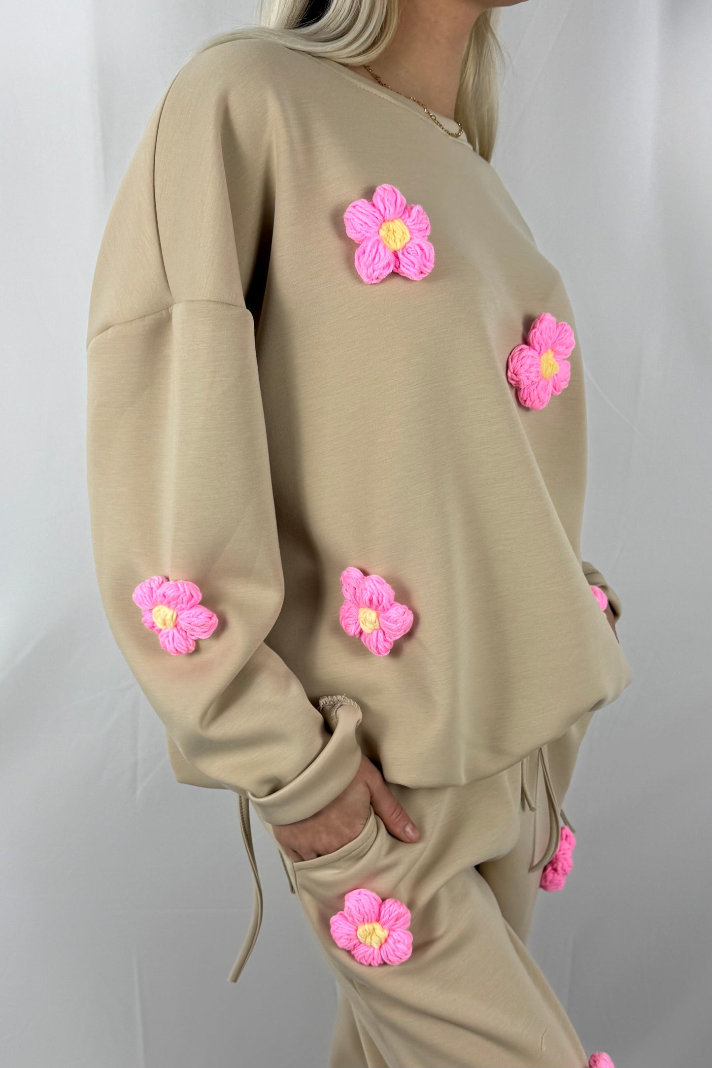 Shirt mit Häkelblumen & Tunnelzug-Beige
