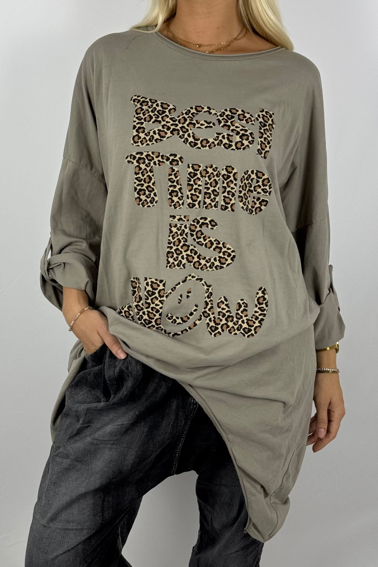 Damen Longshirt „Best Time Is Now“ – Leo-Print-Mud