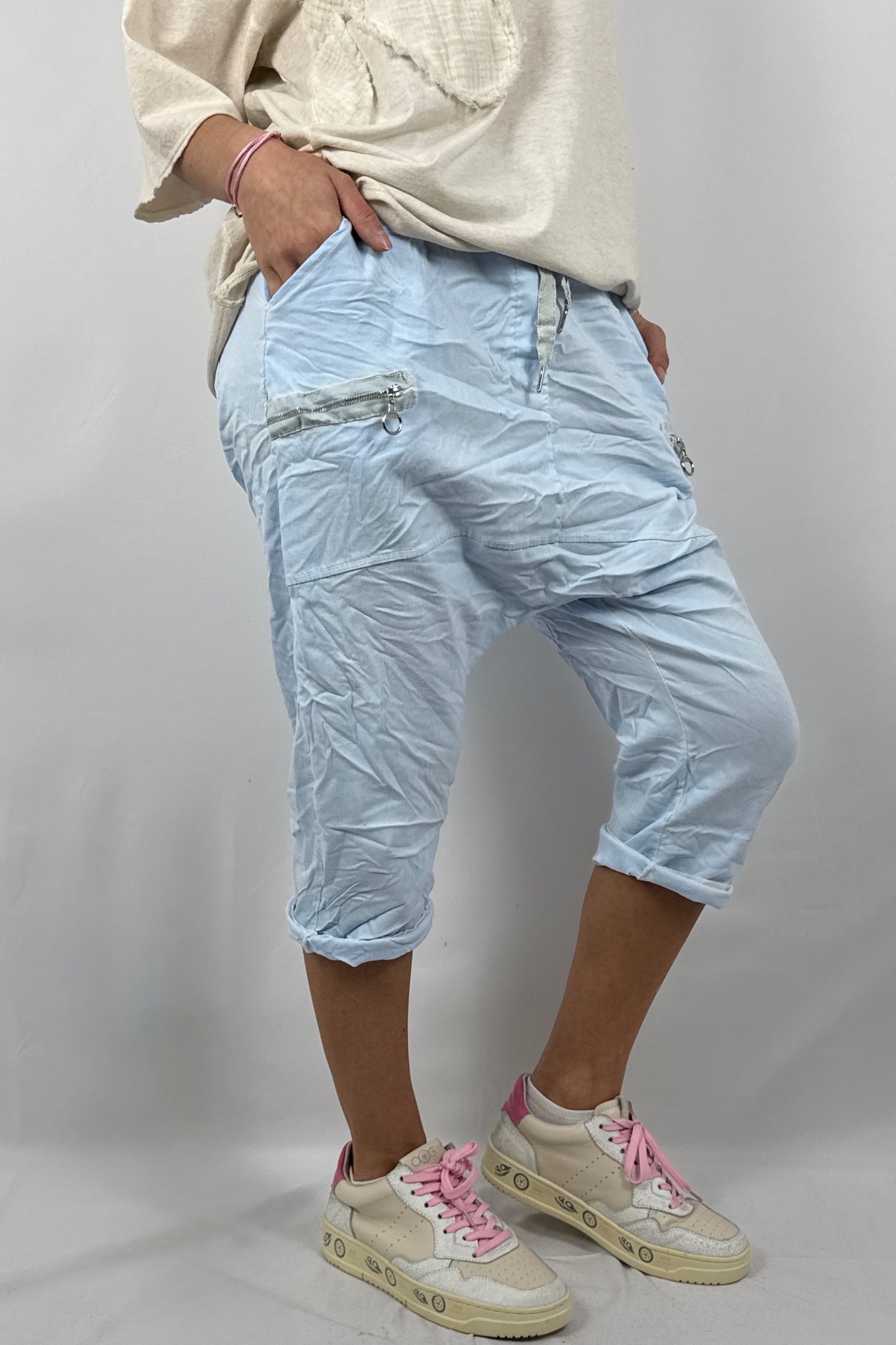Damen Short mit Reißverschluss Details -Hellblau