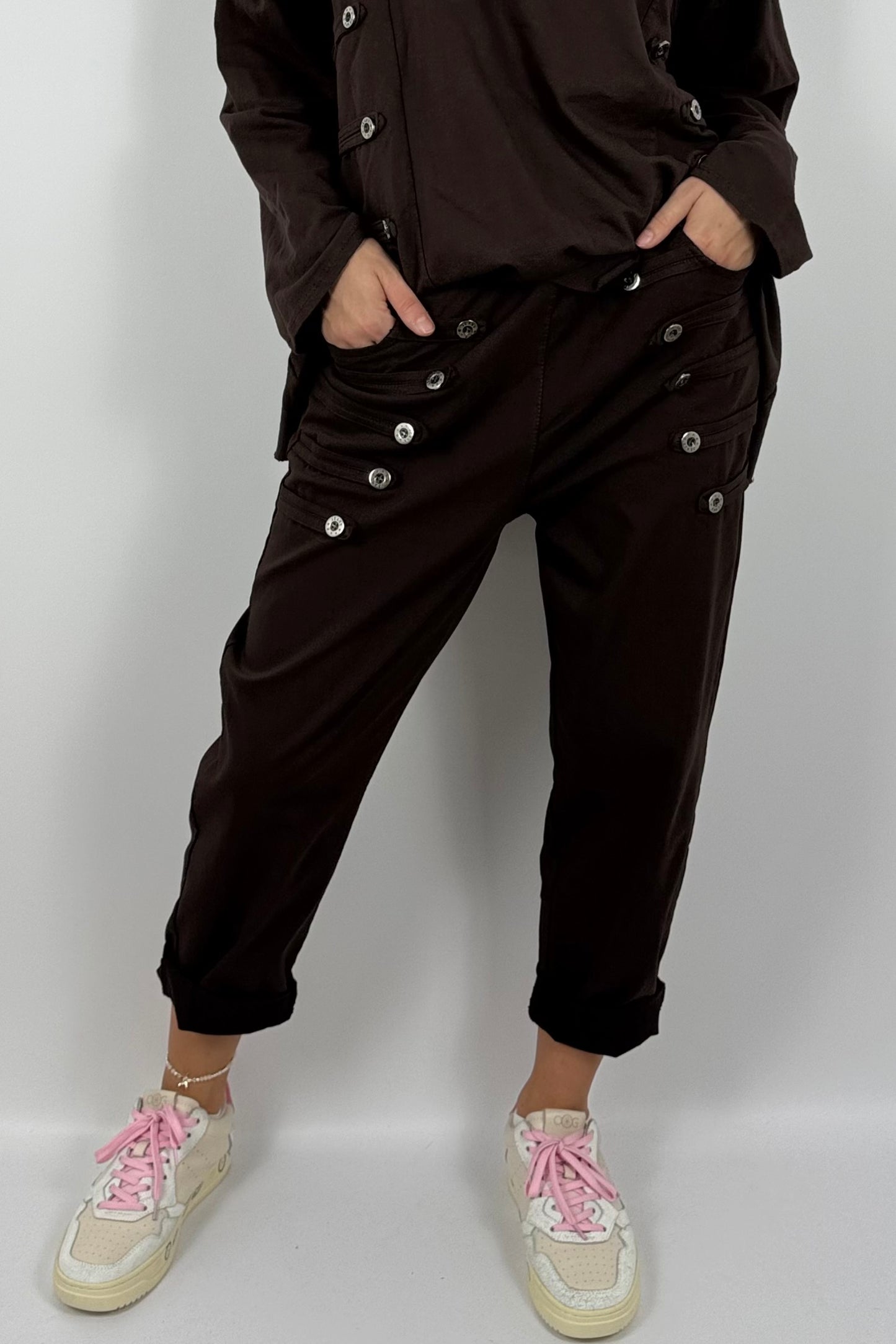 Damen Schlupfhose mit Knopfdetails – Schoko