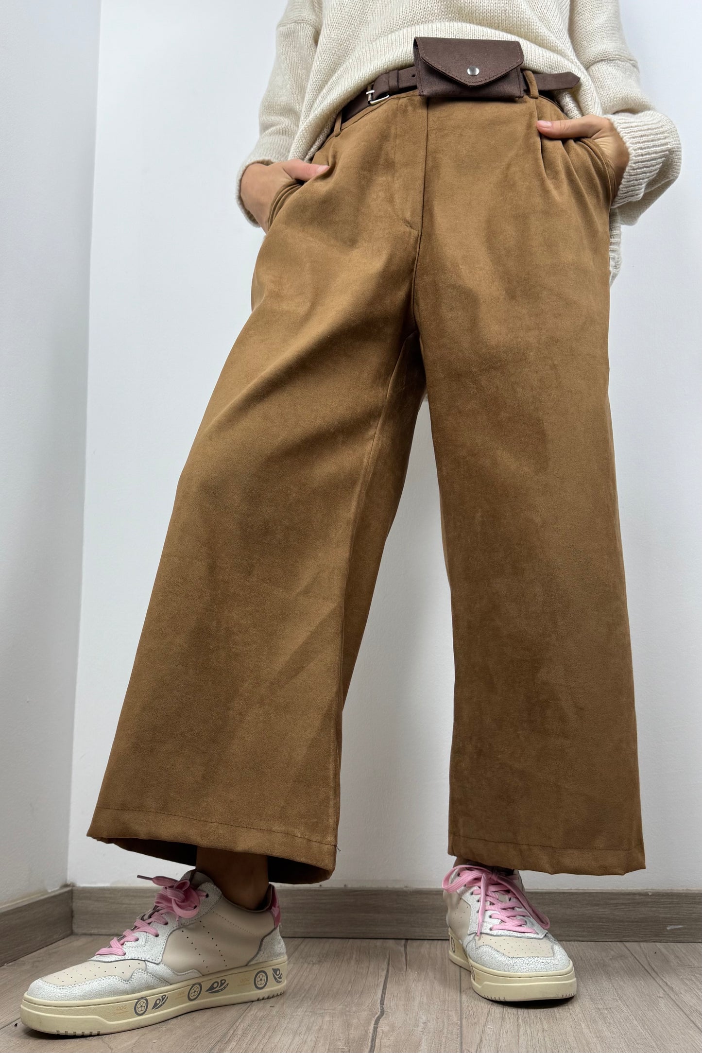 Weite Hose mit Gürtel & Tasche – Cammel