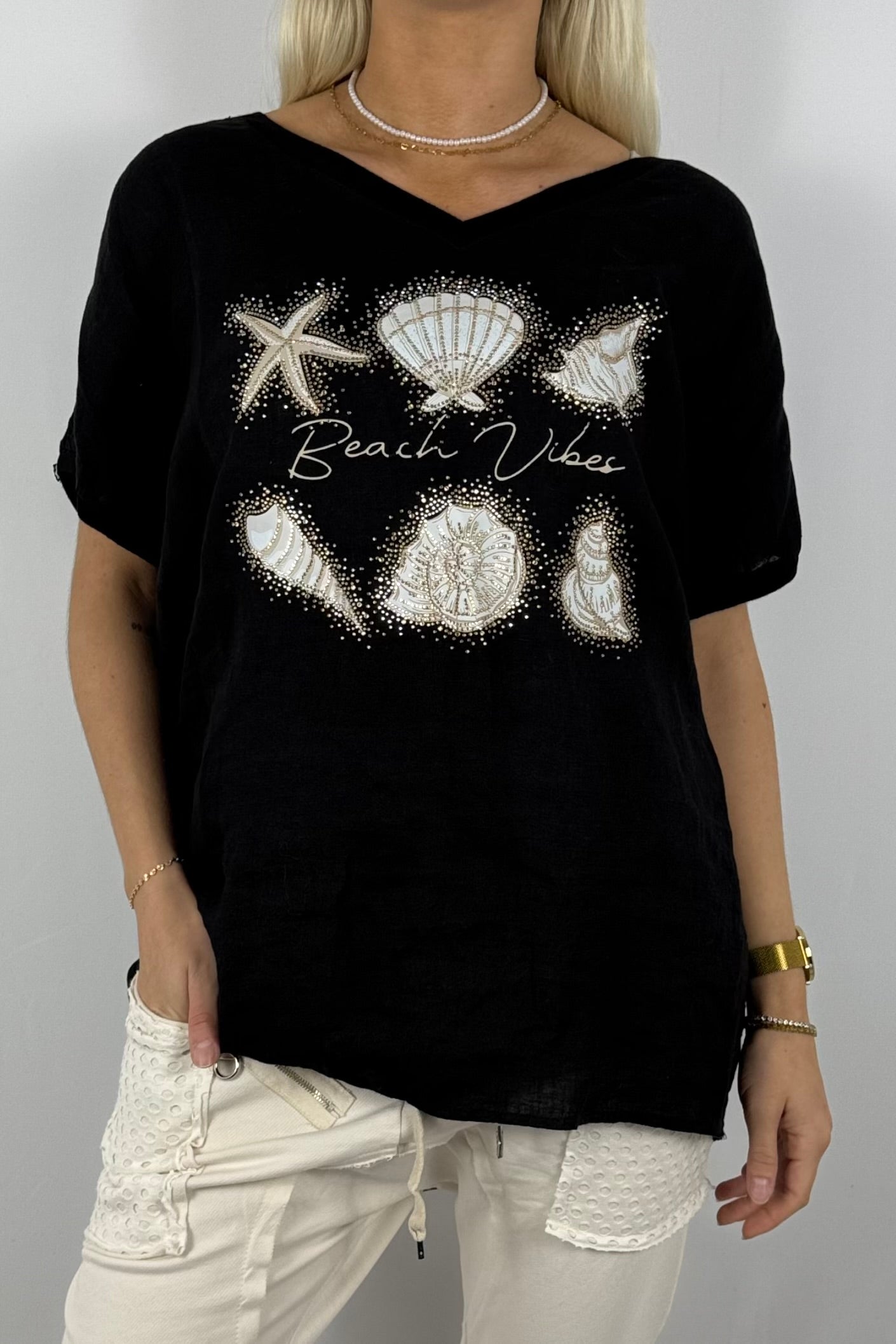 Leinen-Shirt „Beach Vibes“ mit Muschel-Motiv und Häkelrücken-Schwarz