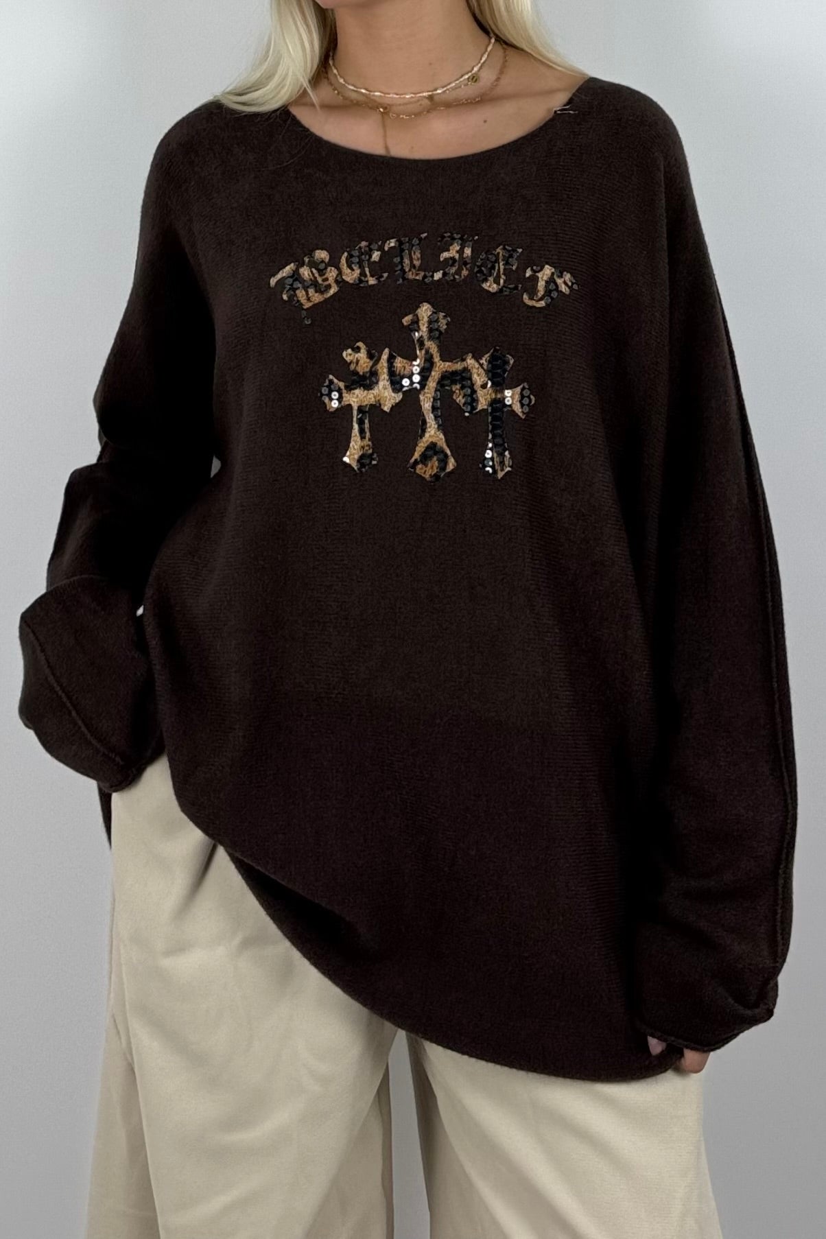 Oversize Shirt mit Leo-Statement & Kreuz-Detail – Schoko
