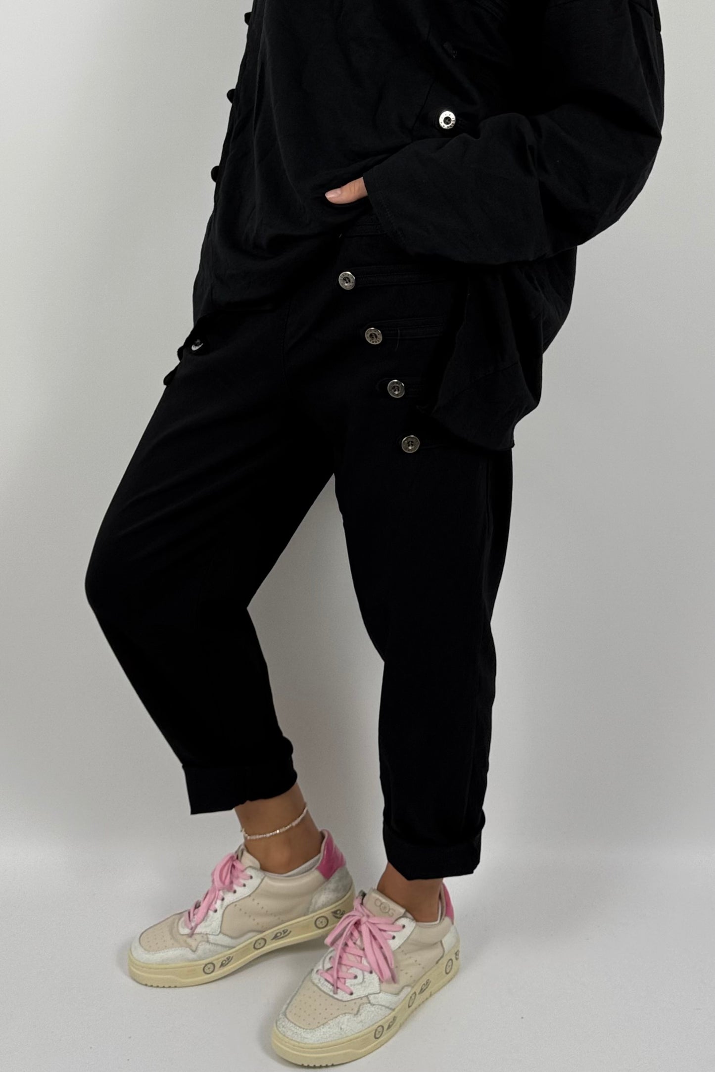 Damen Schlupfhose mit Knopfdetails – Schwarz
