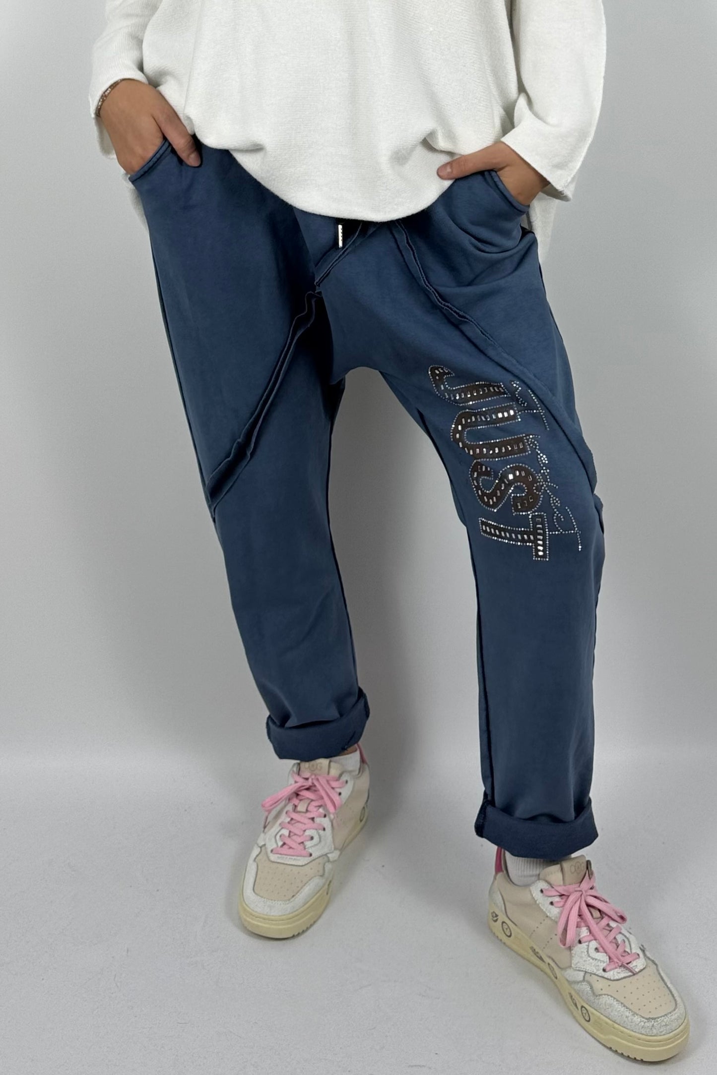 Lässige Baggy-Hose mit „JUST“-Detail – Navy