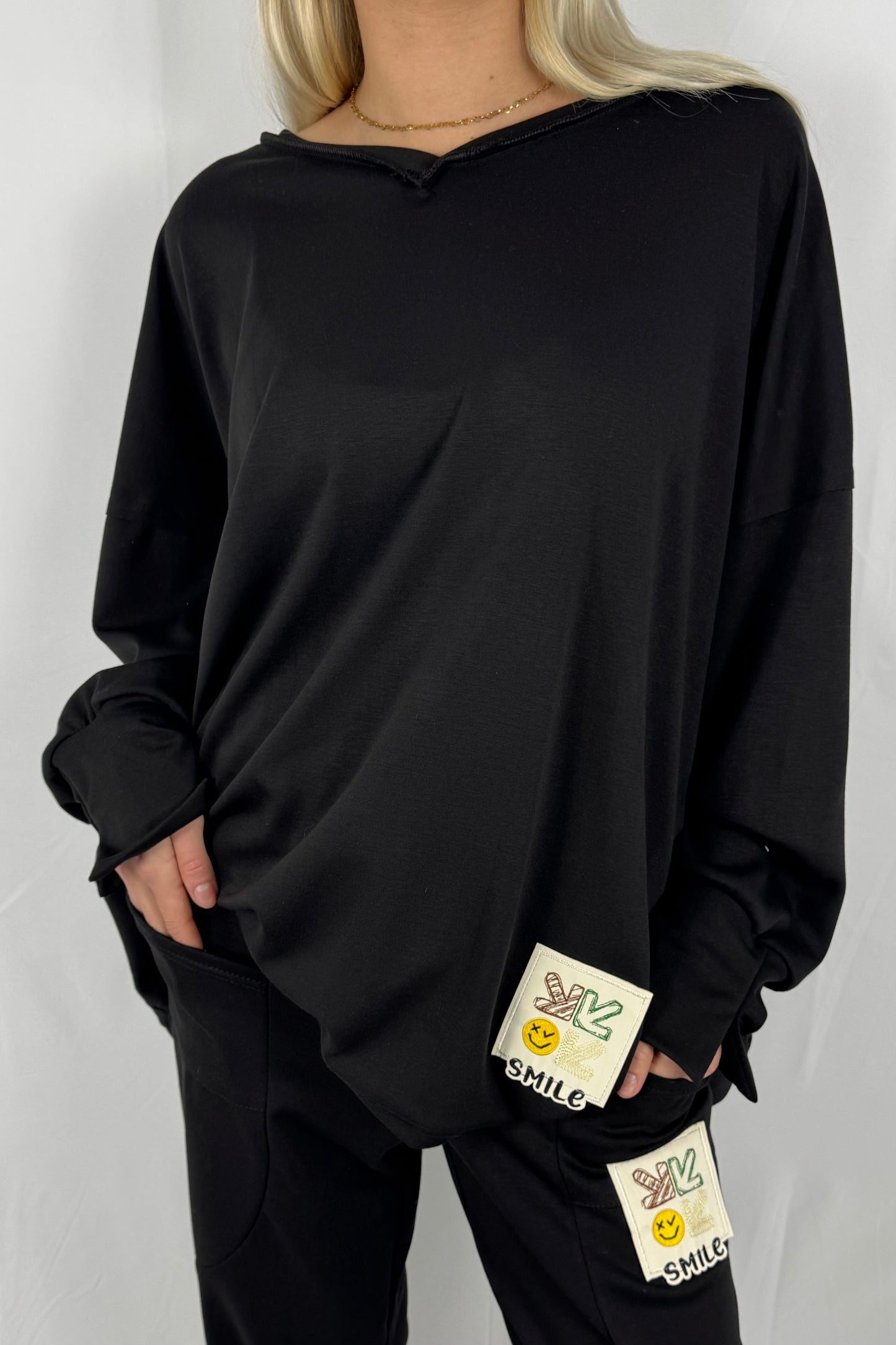 Oversize Sweatshirt mit Stufen-Schnitt & Patch –Schwarz