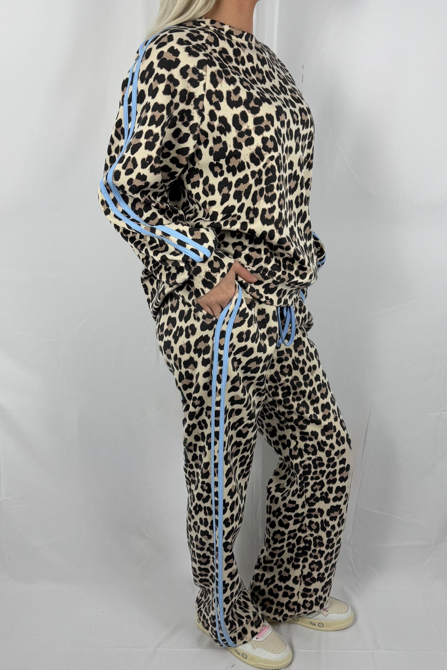 Damen Freizeit Set mit Leo Muster und Streifen Detail- Hellblau