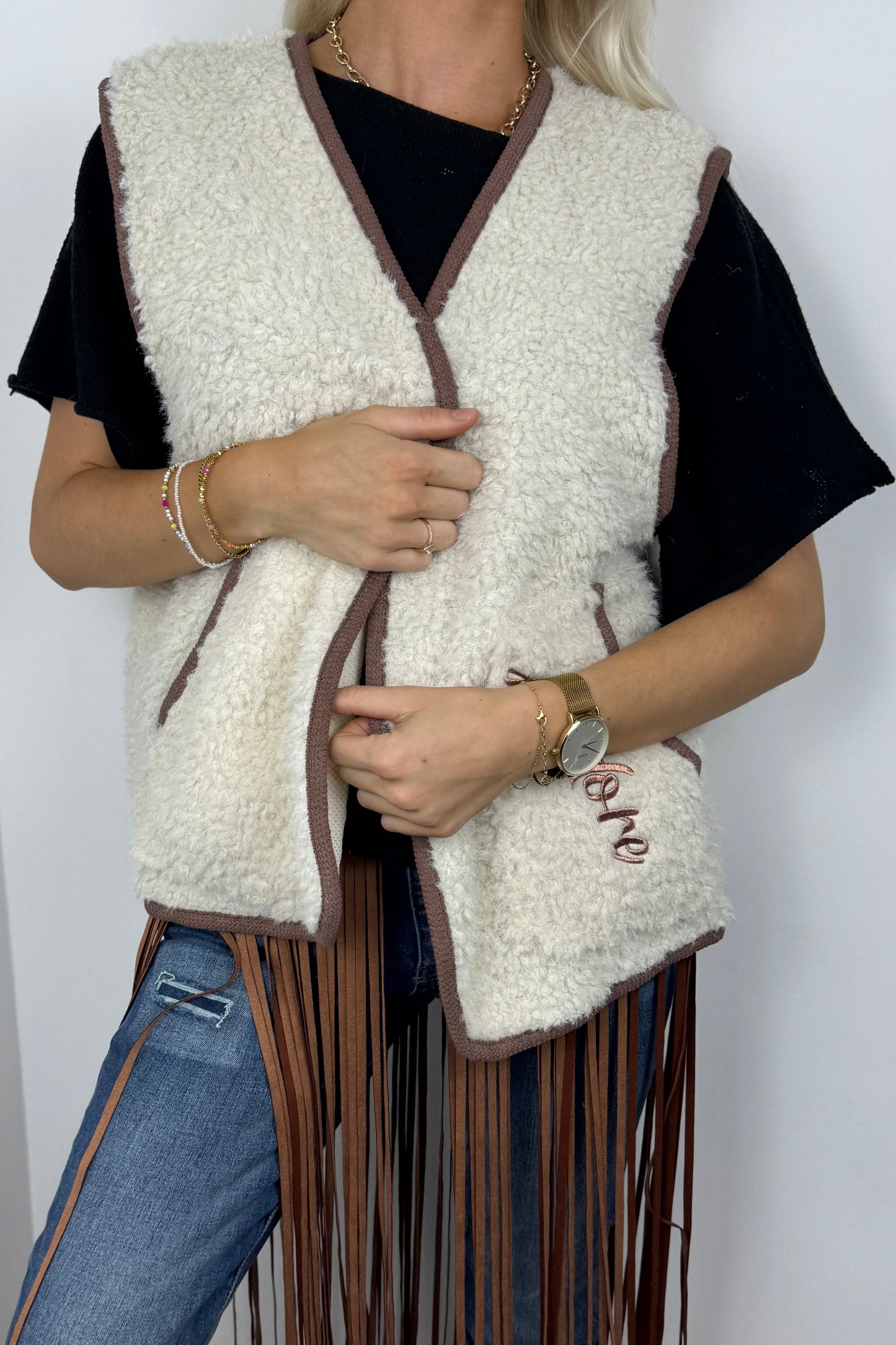 Flauschige Weste mit Stickerei –White