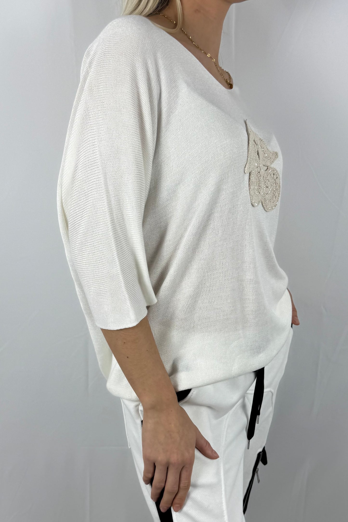 Shirt mit V-Ausschnitt & gehäkelter Applikation-Weiß