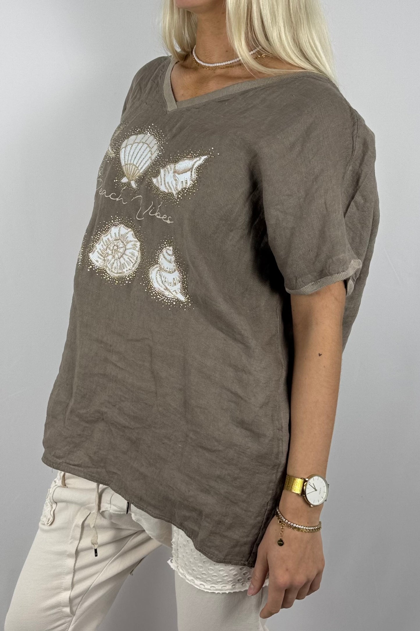 Leinen-Shirt „Beach Vibes“ mit Muschel-Motiv und Häkelrücken-Mud