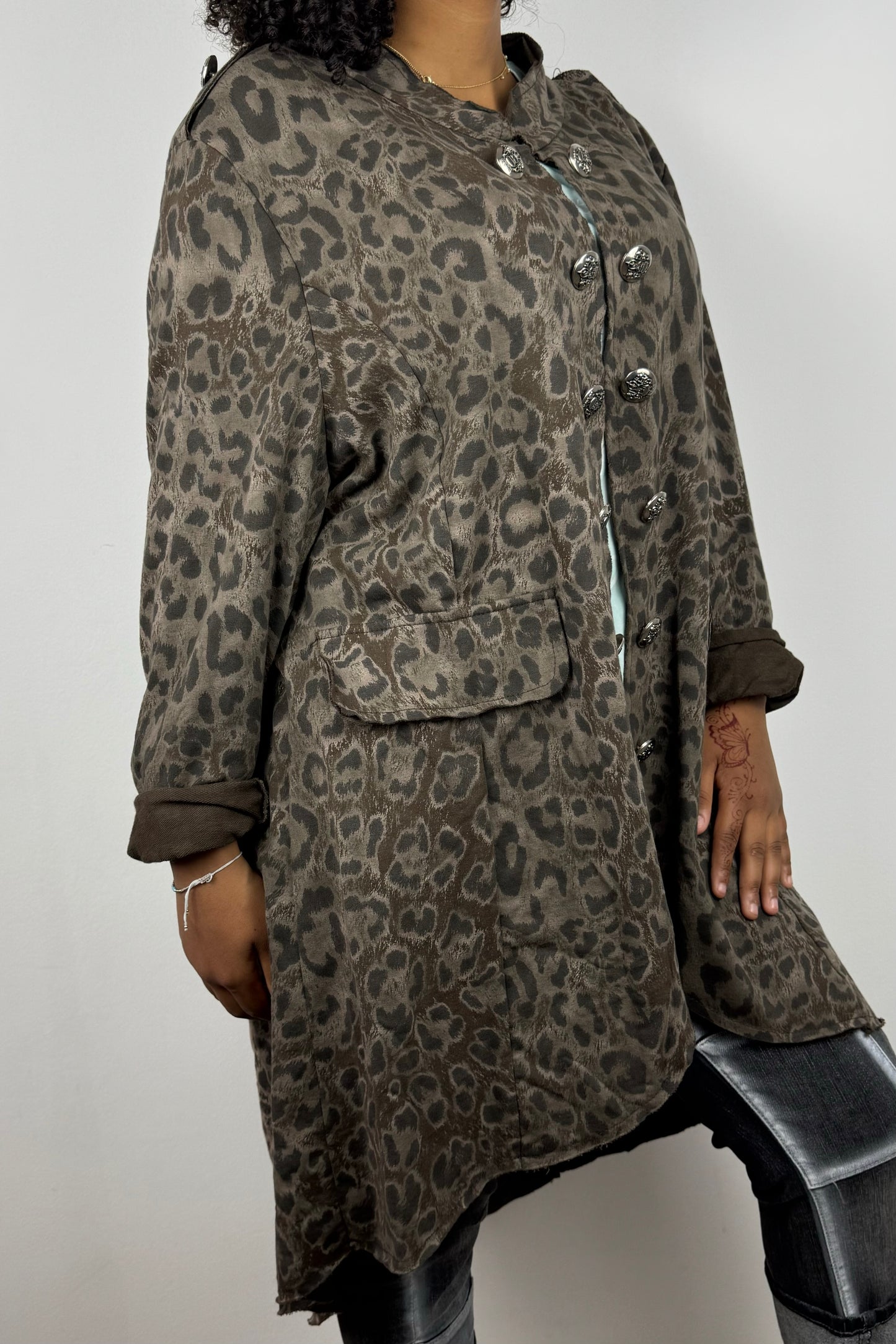 Animalprint-Longjacke mit Knopfleiste und Zierdetails