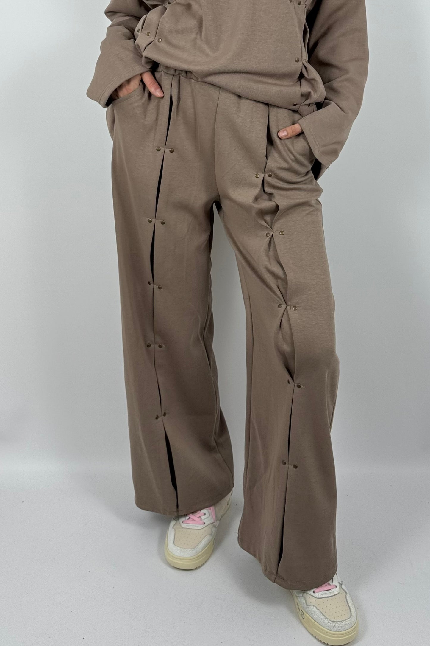 Damen Hose mit Faltendetails & Nieten – Mud