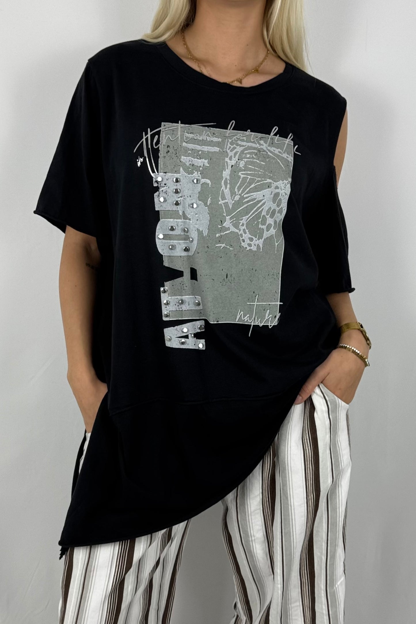 Asymmetrisches Shirt mit Print & Cut-Out-Details – modern und bequem-Schwarz