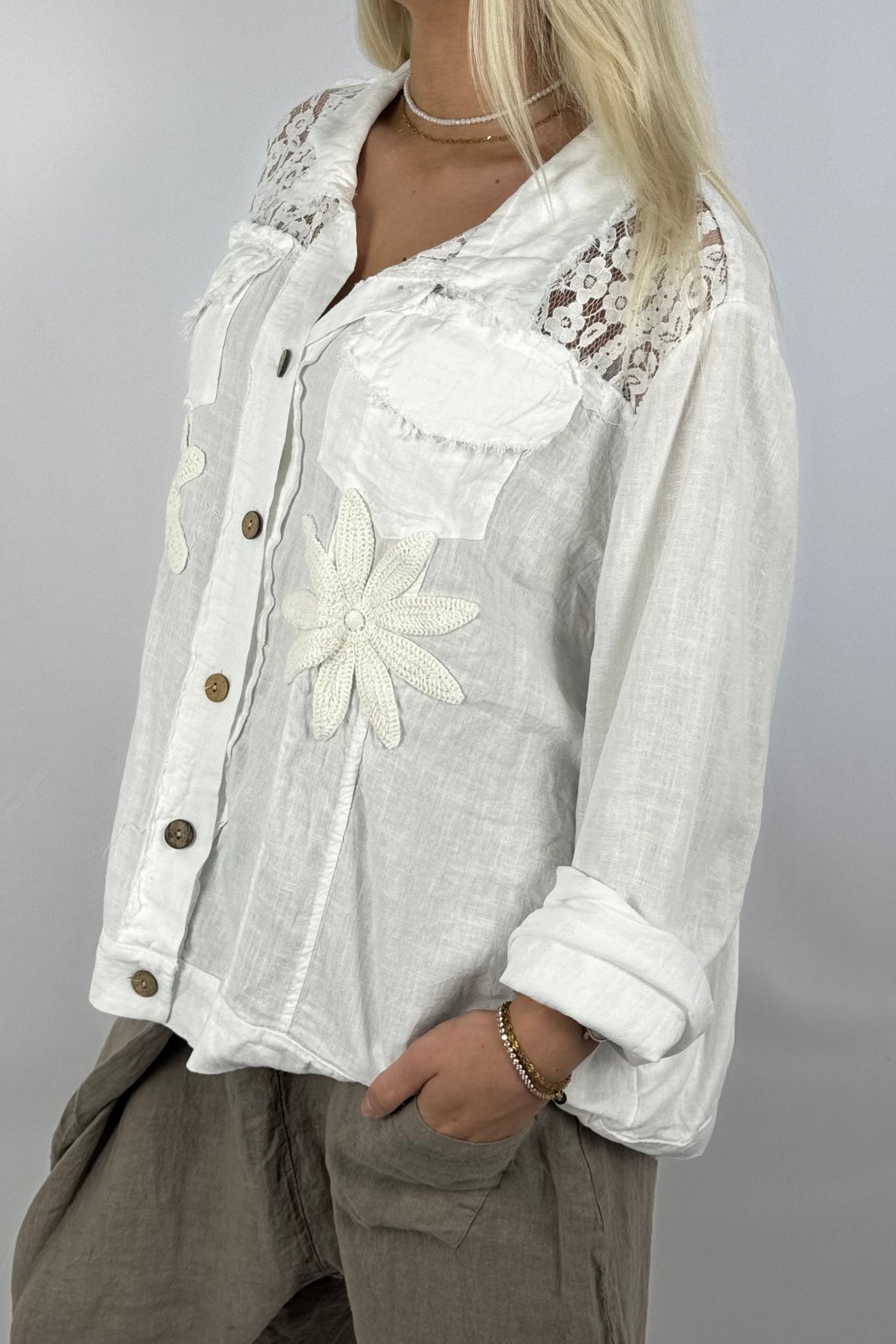 Leichte Bluse mit Häkelblumen & Spitzendetails-White