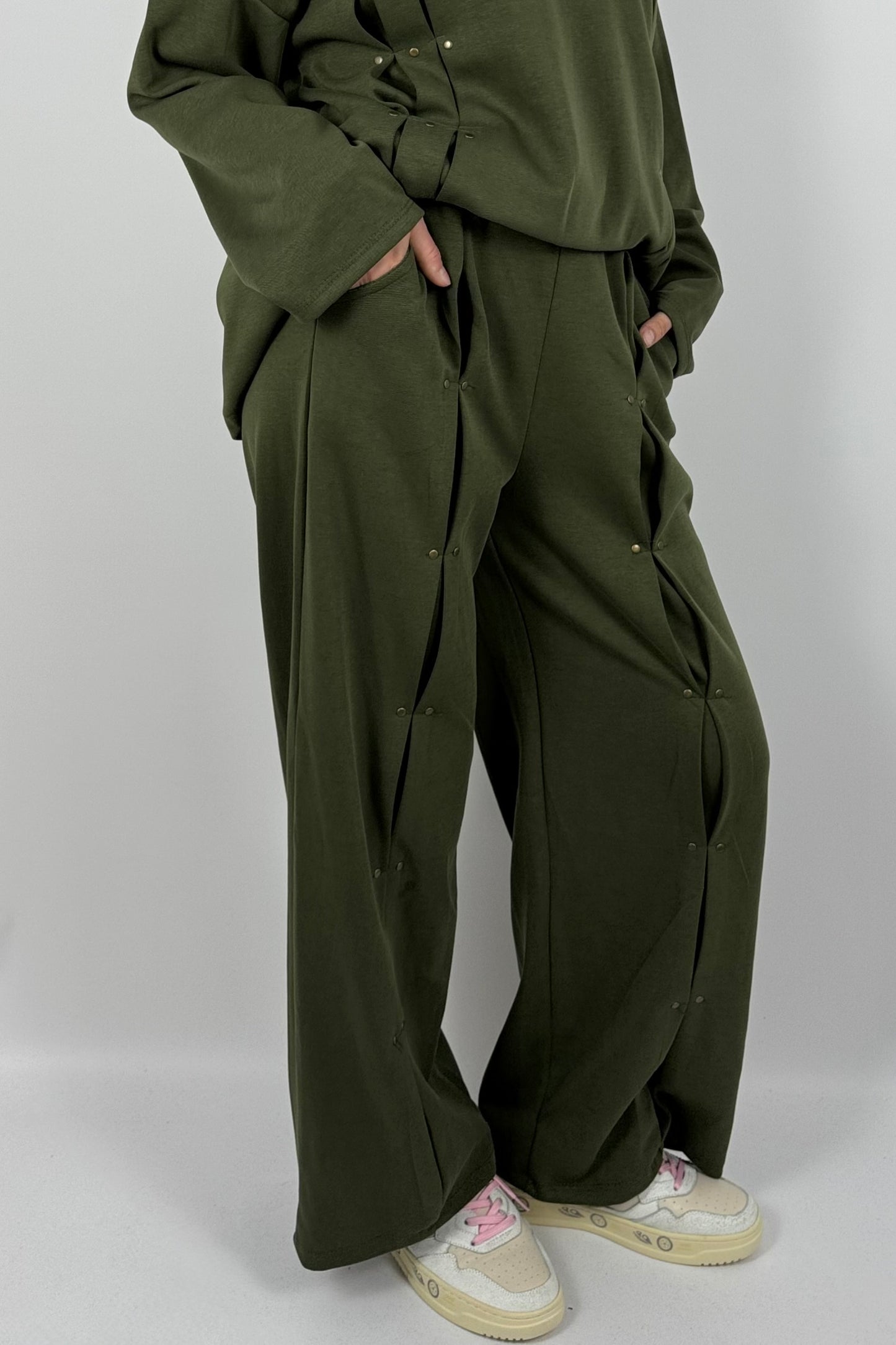 Damen Hose mit Faltendetails & Nieten – Khaki