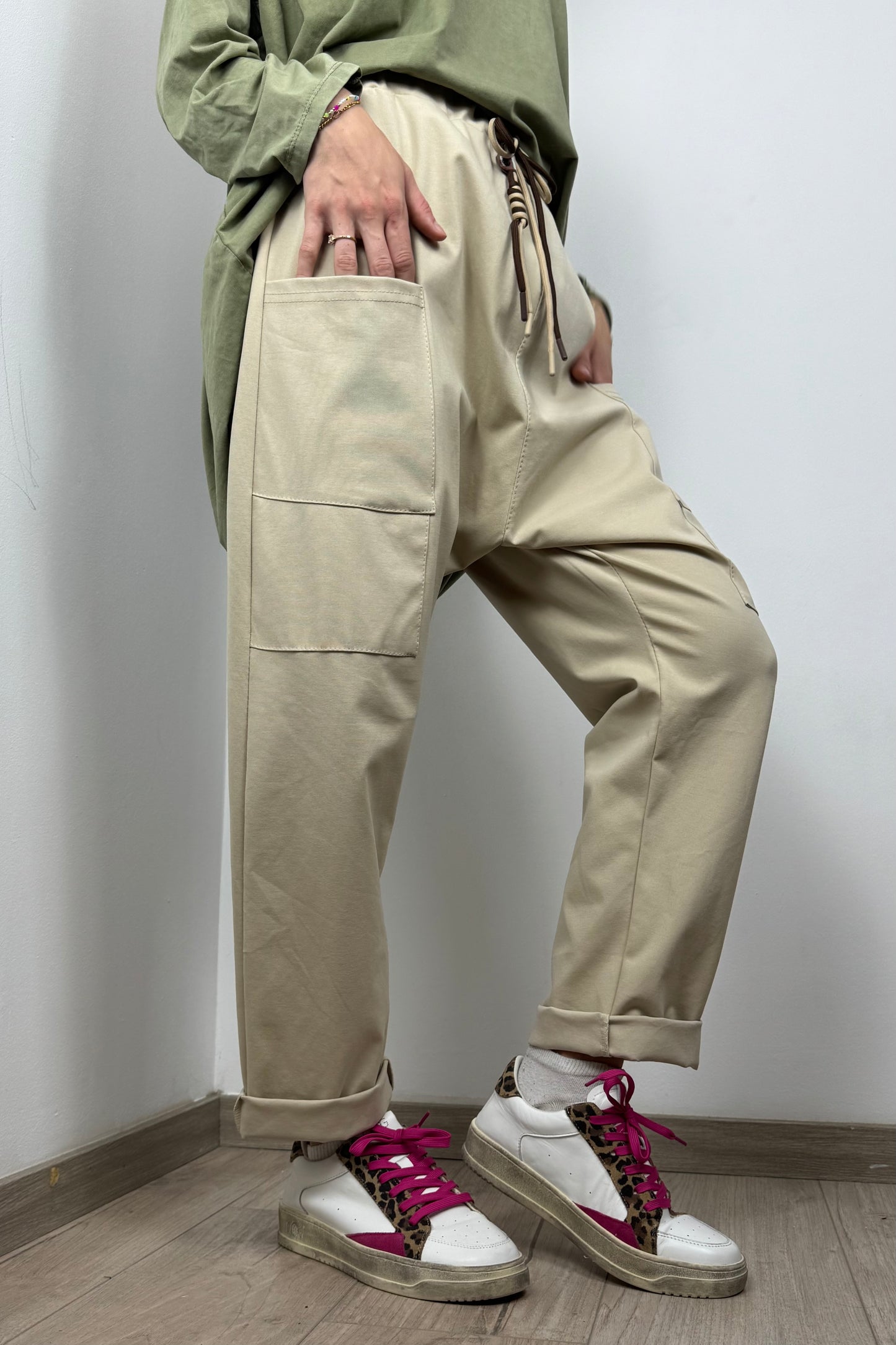 Locker geschnittene Haremshose mit Taschen und Kordelzug-Beige