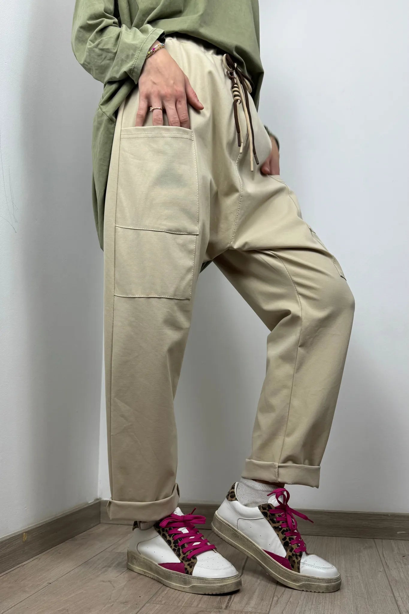 Locker geschnittene Haremshose mit Taschen und Kordelzug-Beige