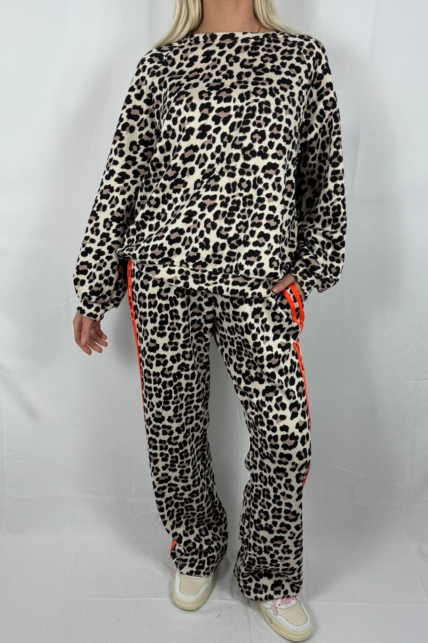 Damen Freizeit Set mit Leo Muster und Streifen Detail- Orange