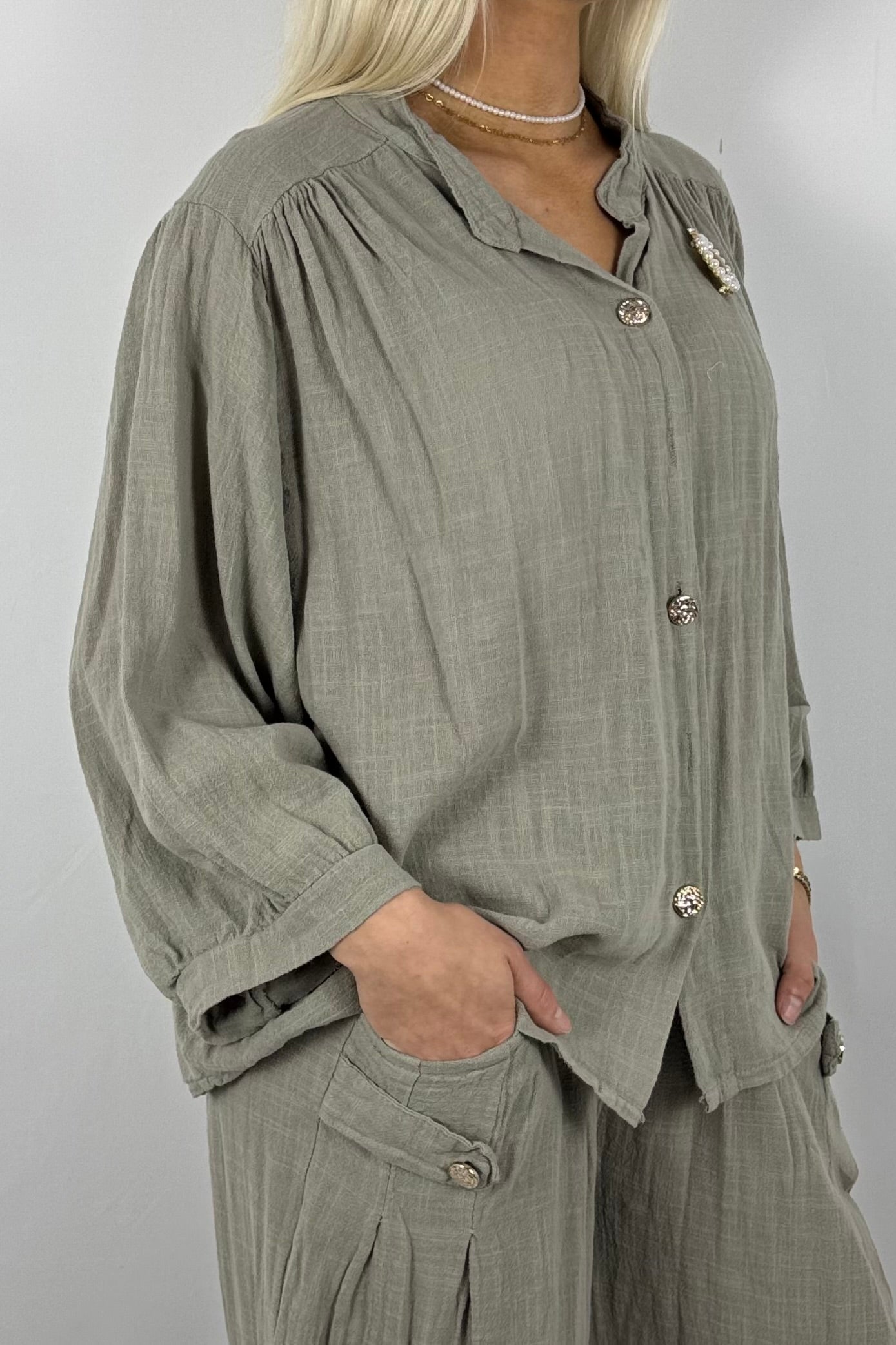 Baumwollbluse mit Schmuckbrosche und Knopfleiste-Mud