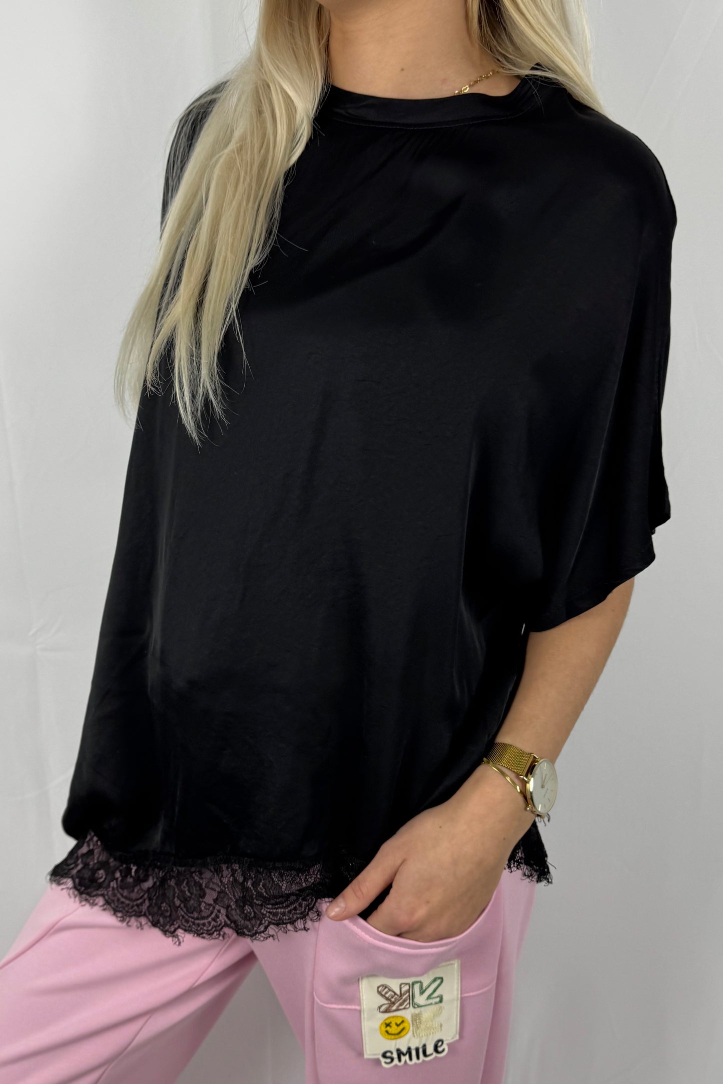 Asymmetrisches Shirt mit Spitzenabschluss –Schwarz