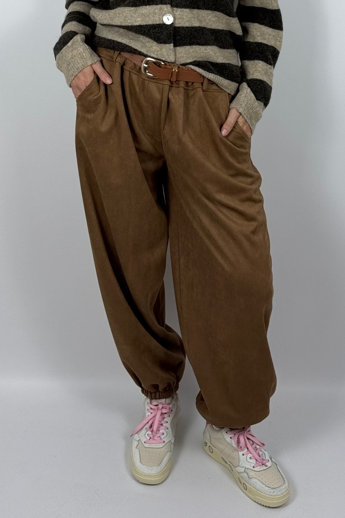 Damen Hose im Velours-Look mit Gürtel –Kamel