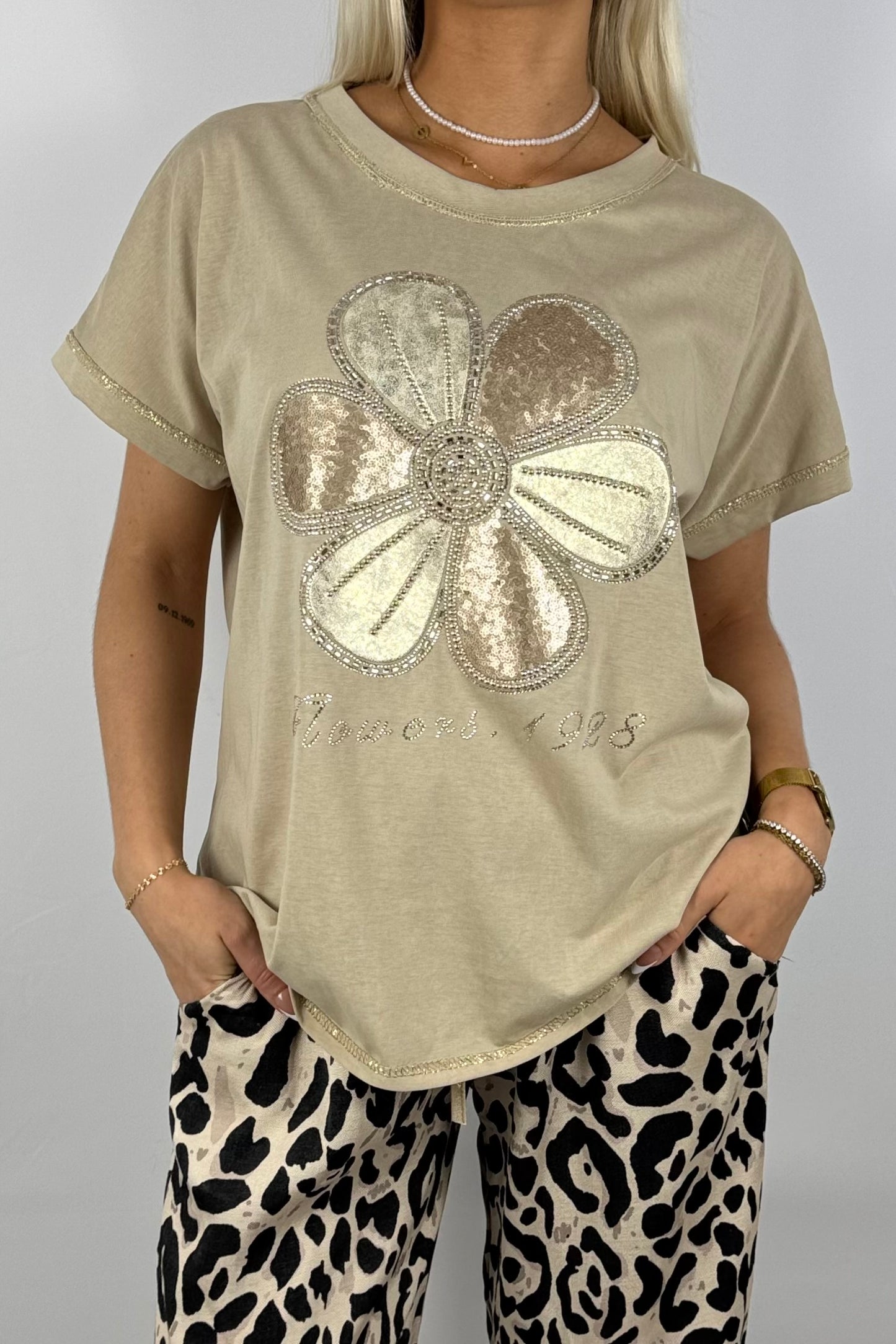 Shirt mit Blumen-Motiv und Strassdetails-Hell Kamel