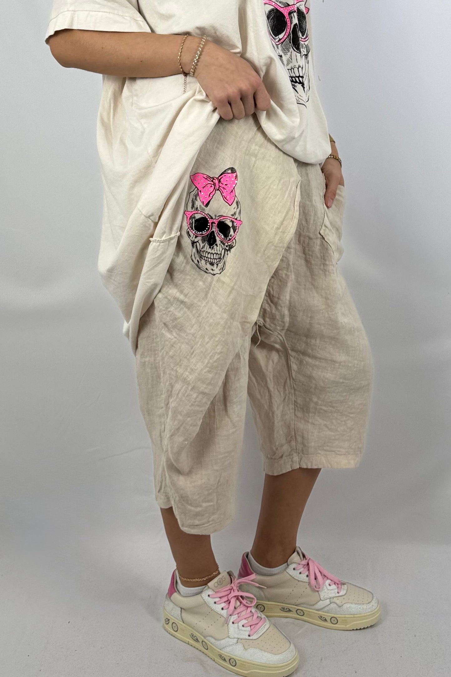 Leinen-Shorts mit Skull-Print & Neon-Details-Beige