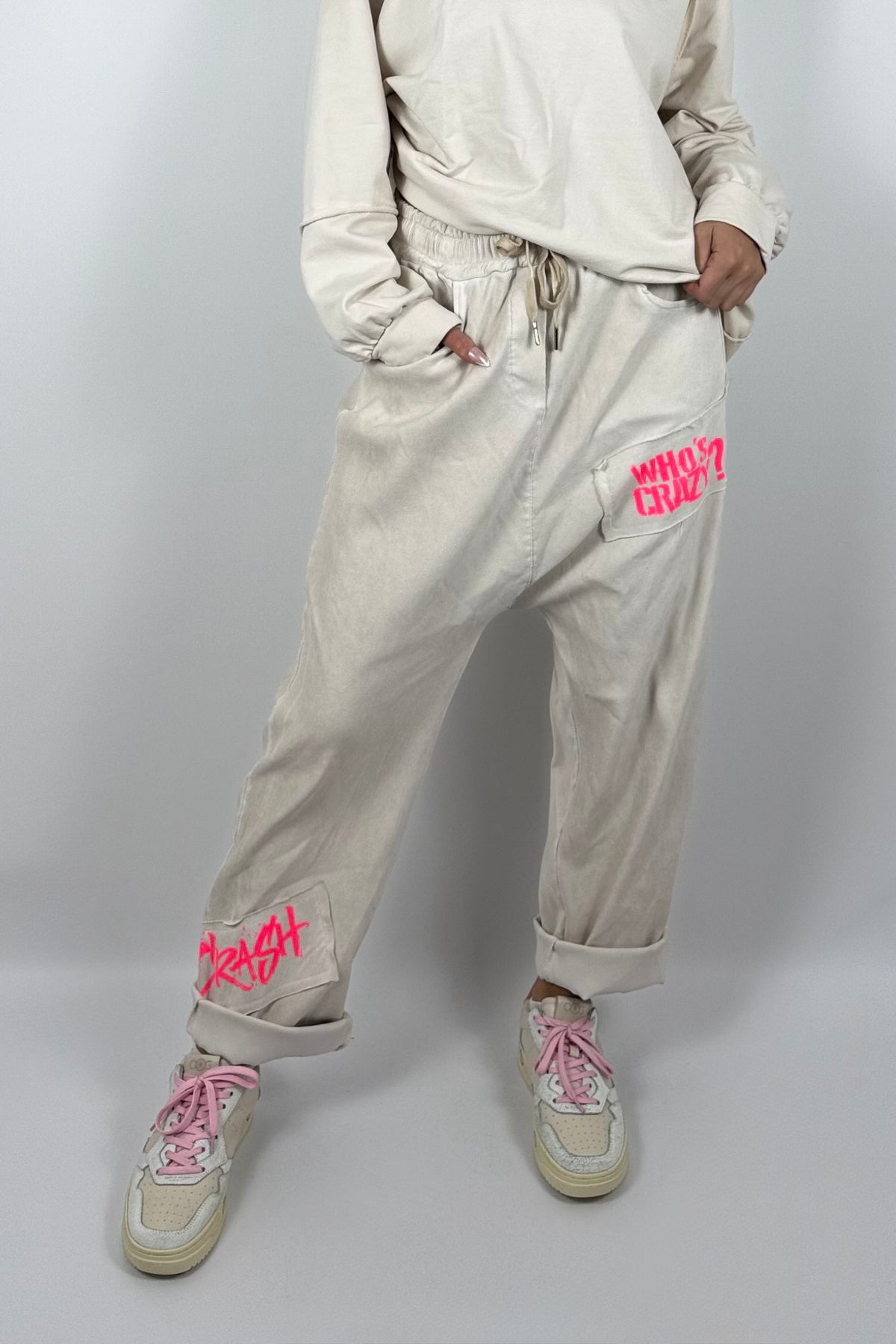 Damen Baggy-Hose mit Statement-Print-Beige