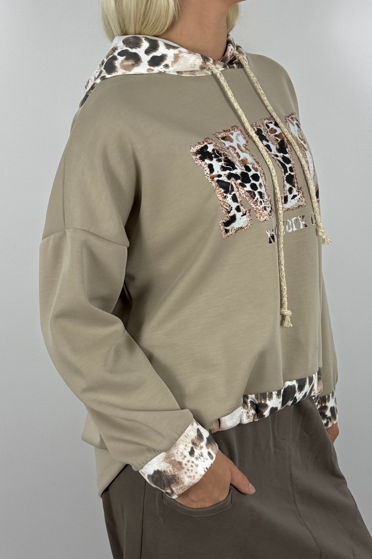 Oversize Pullover mit Kapuze & NYC Leo-Print – Mud