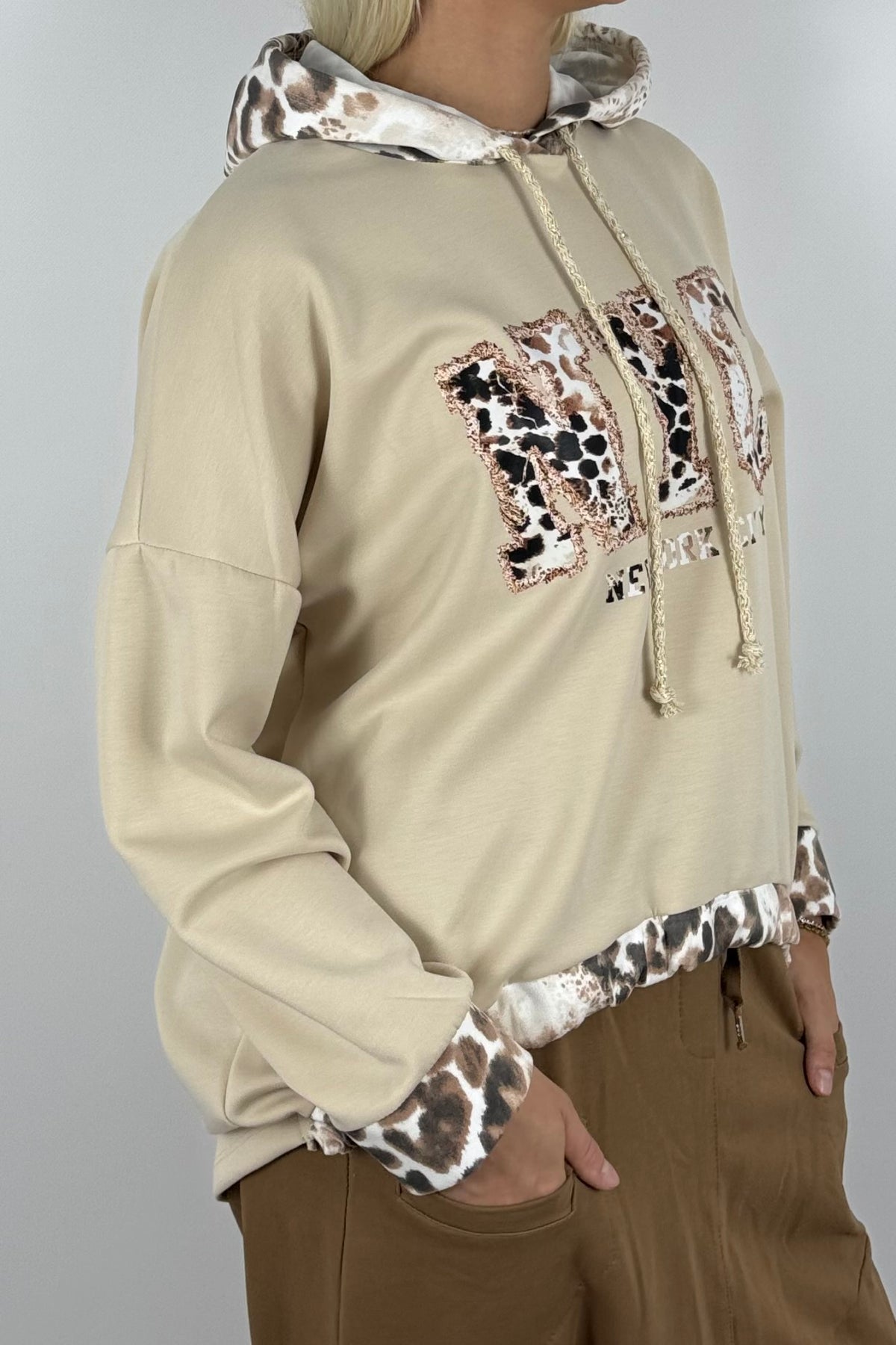 Oversize Pullover mit Kapuze & NYC Leo-Print – Beige