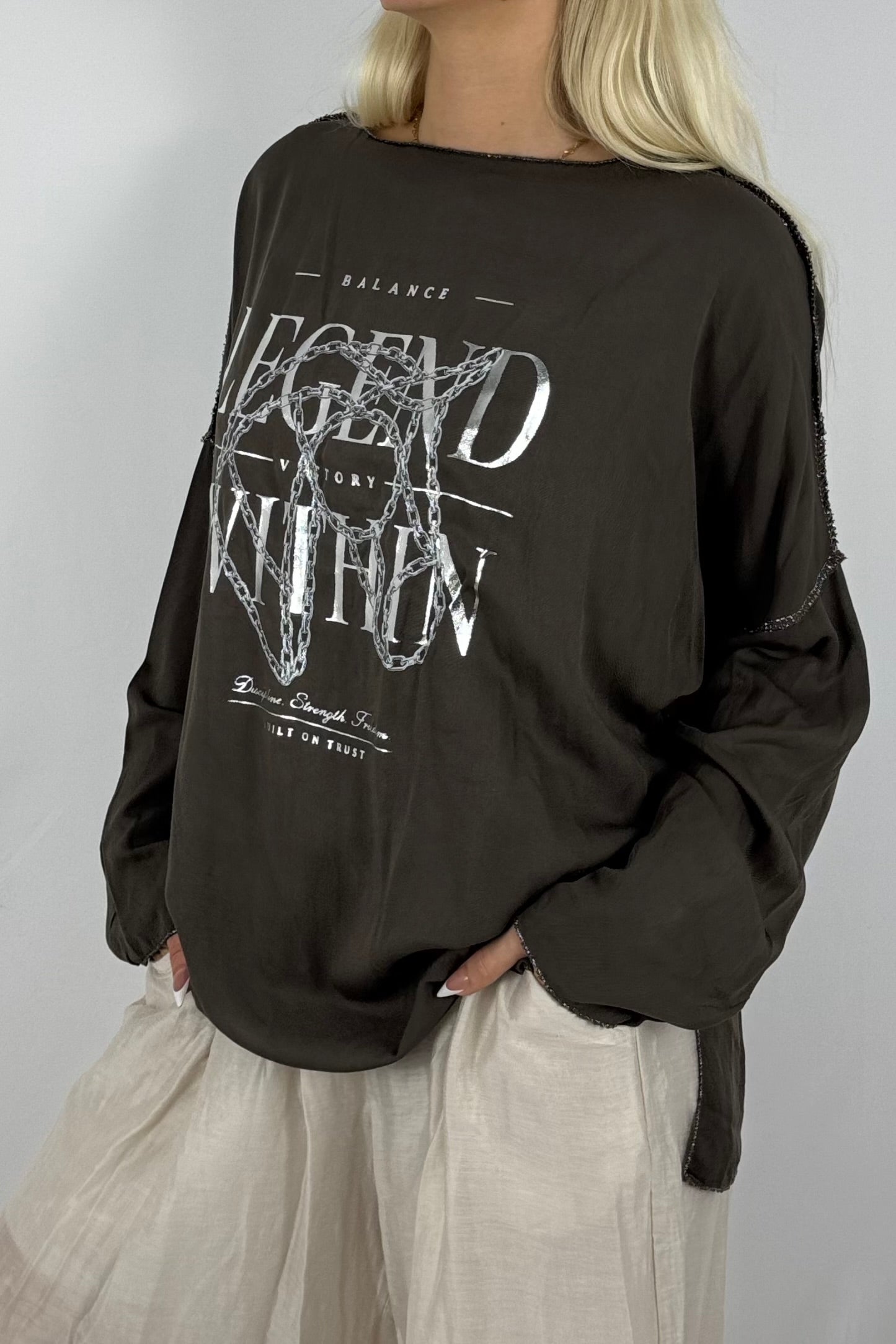 Oversize-Shirt mit Frontprint und Kettendetail-Schoko